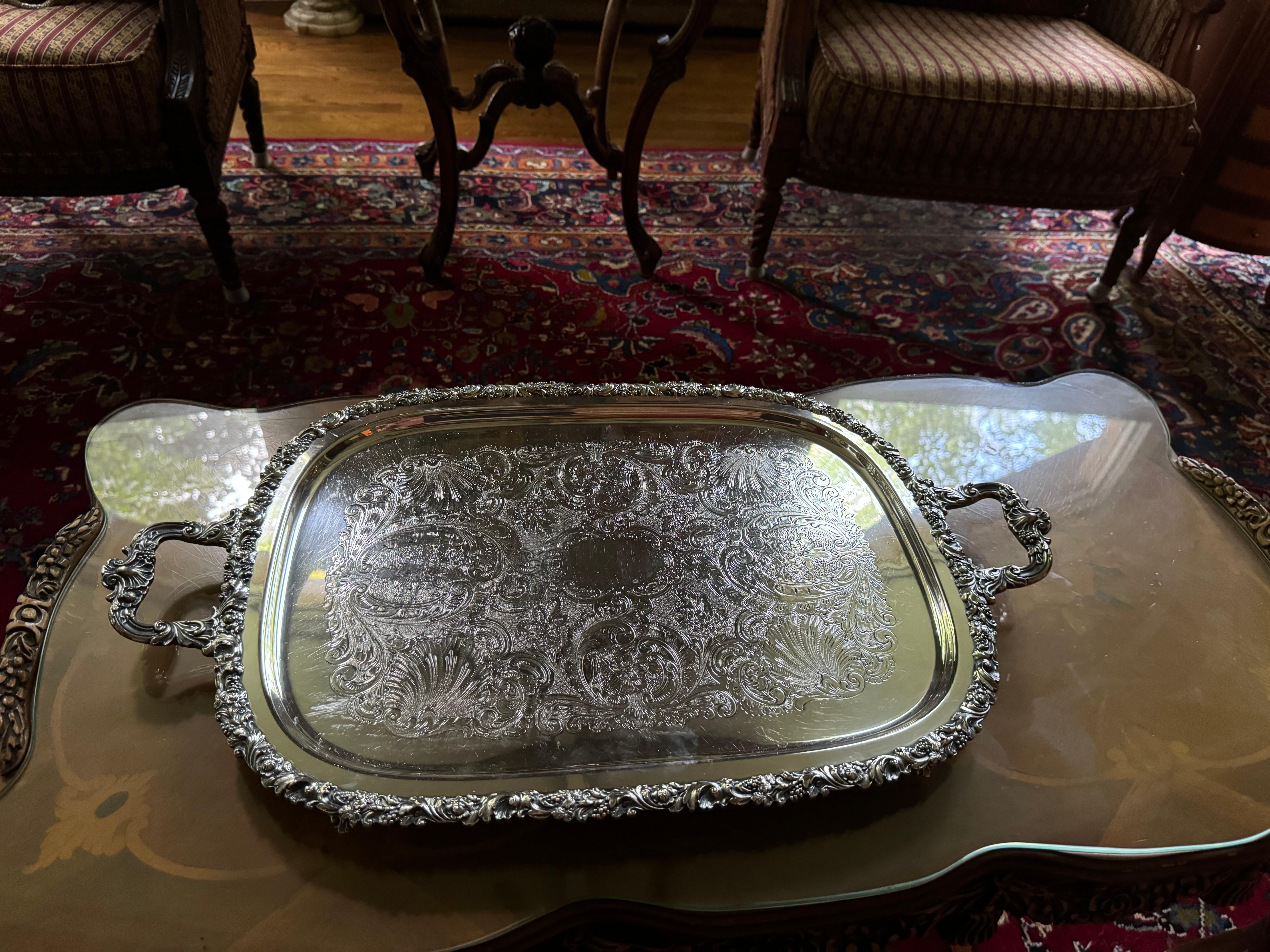 Plaqué argent Plateau à pied vintage en métal argenté. Avec la forme d'un lion gravé au dos en vente