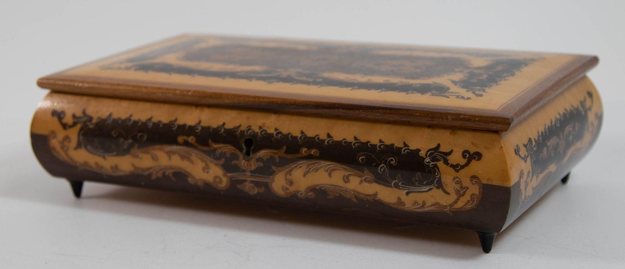Caja de música de madera con pie Vintage Made in Italy Renacimiento barroco en venta
