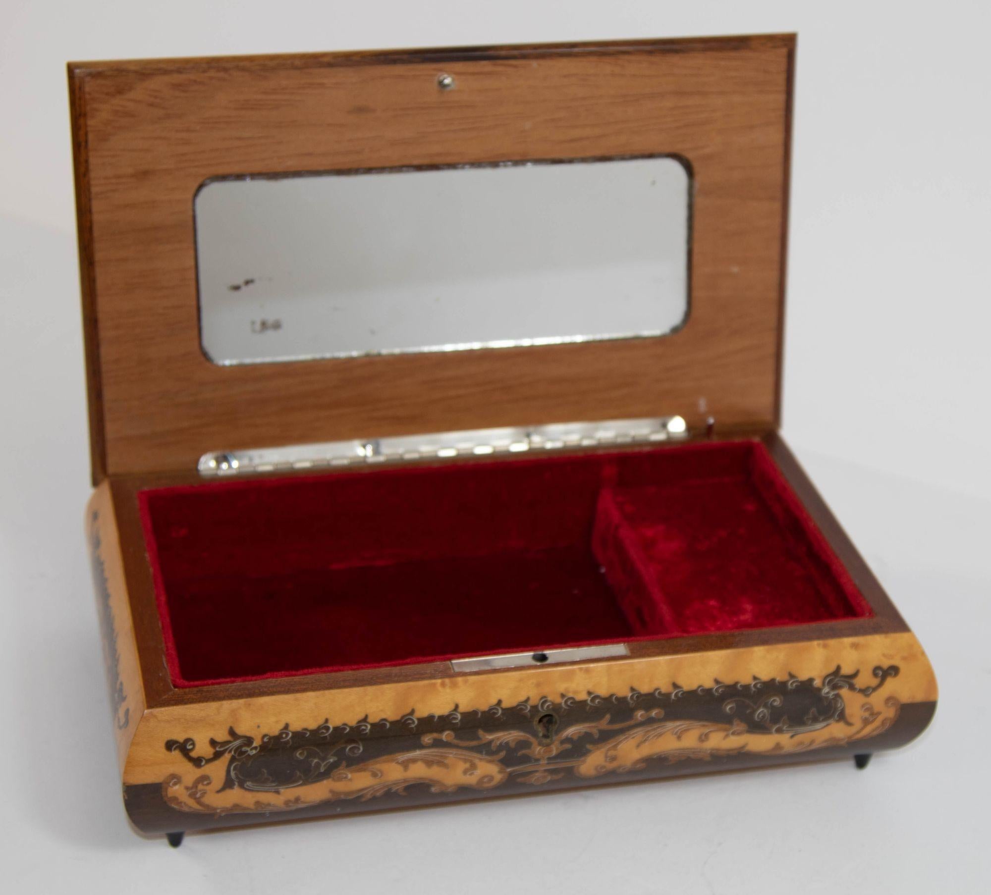 Vintage Footed Holzschmuck Musik-Box Made in Italy im Zustand „Gut“ im Angebot in North Hollywood, CA