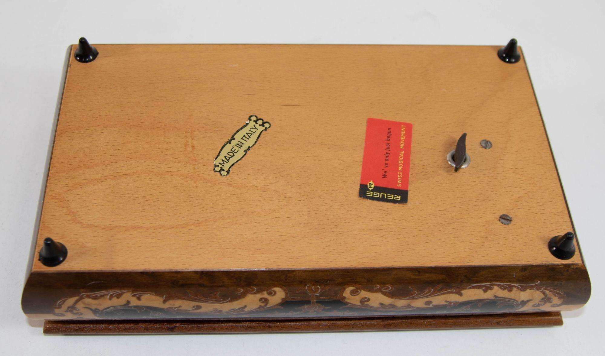 Bois Boîte à musique vintage en bois sur pied fabriquée en Italie en vente