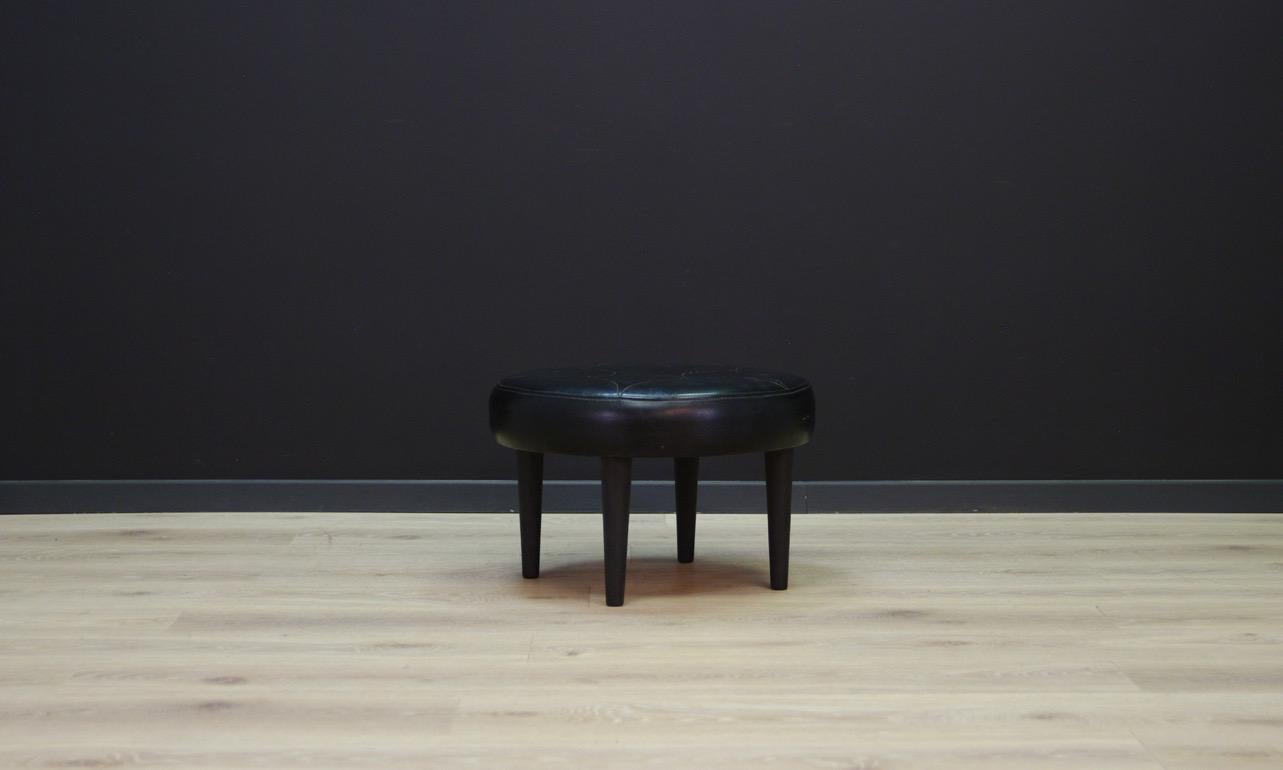 Elegant footrest - stool from the 1960s-1970s, Scandinavian design, original eco-leather. Preserved in good general condition (minor scratches) - directly for use.

Dimensions: height 30 cm, diameter 48 cm.