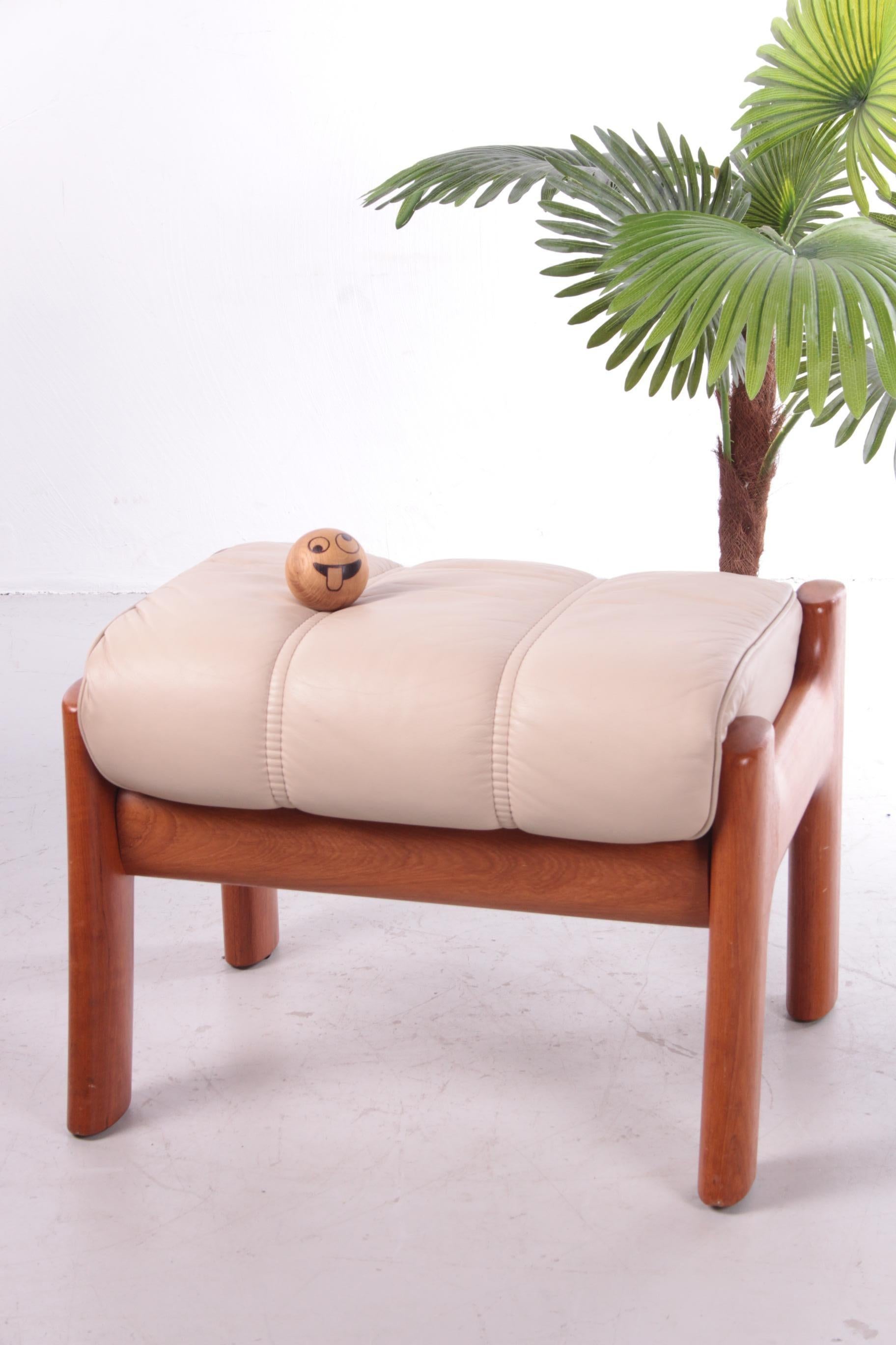 Vintage footrest made of teak with leather 1970

This is a very solid footstool with a leather cushion.

The base is made of teak wood.

You can lift the cushion and then you have a compartment to store a book.