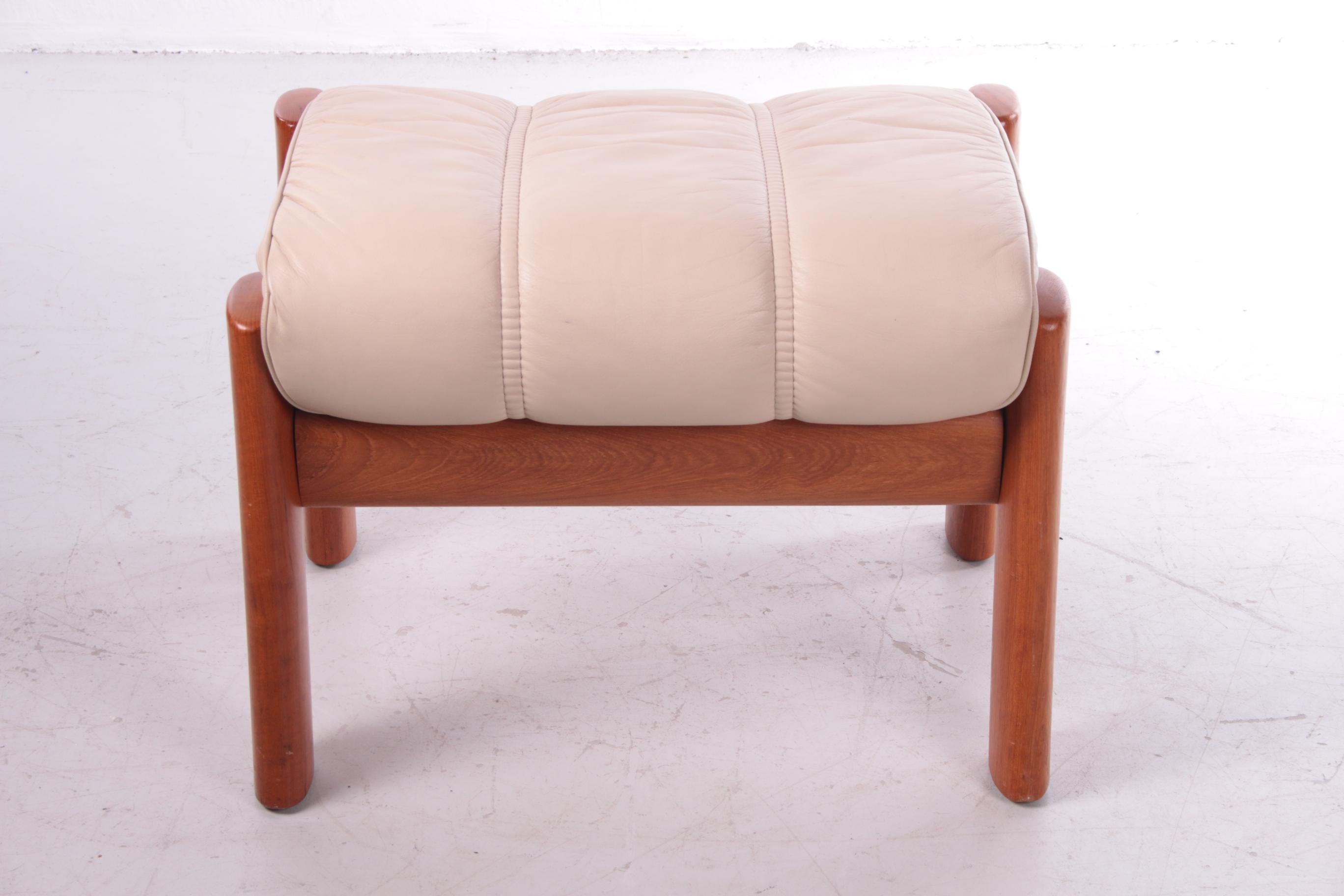Reposapiés Vintage de Teca con Cuero 1970 en Bueno estado para la venta en Oirlo, LI