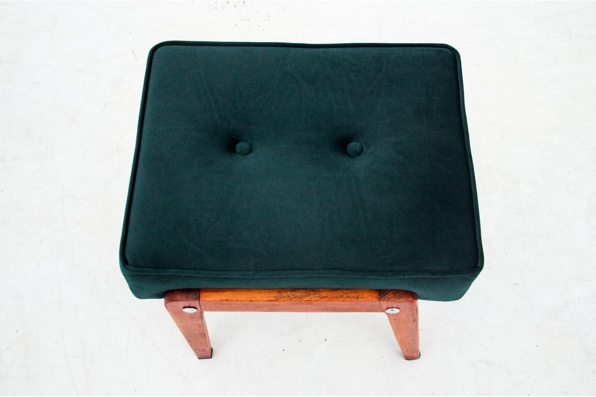 Footrest, Poland, 1960s

Very good condition, after replacing the upholstery.

wood: walnut

Dimensions: height: 44 cm, width: 41 cm, depth: 48 cm.
