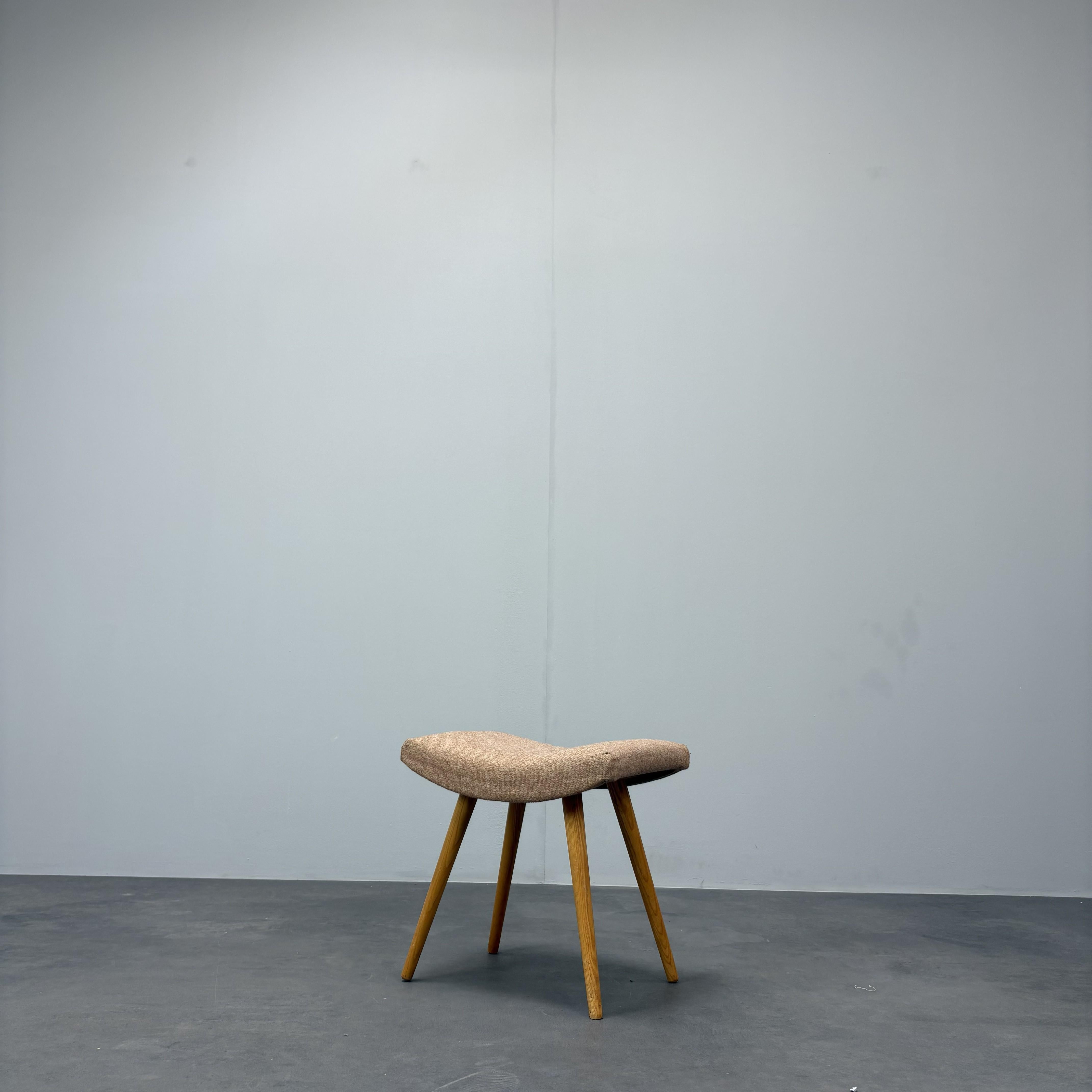 - Tabouret Vintage par Moravská Ústředna Brno, 1988, Tchécoslovaquie,
- composé de  le tissu et le bois,
- présente des signes d'usure et d'ancienneté (rayures, etc.),
- en bon état d'origine.