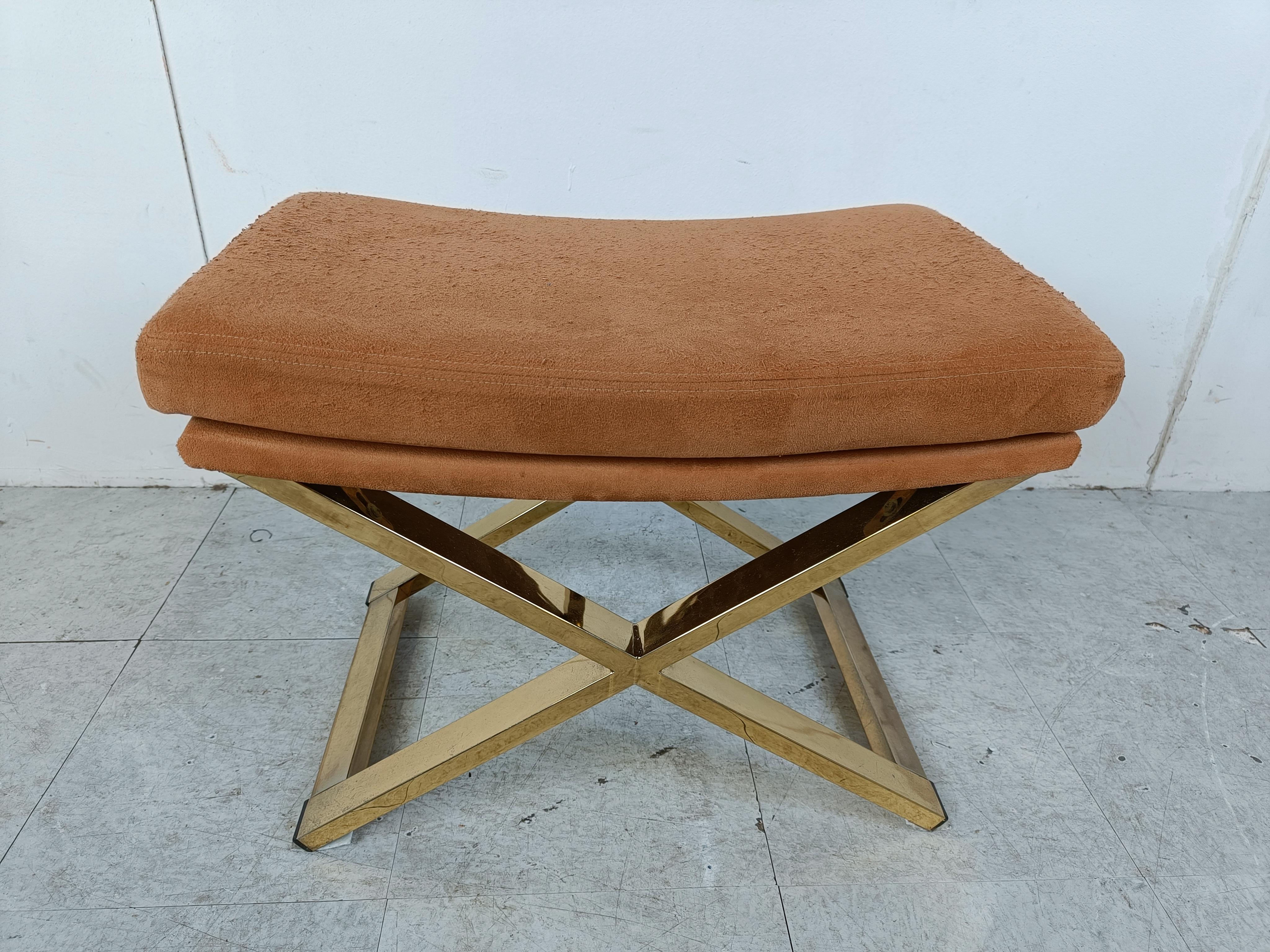 Vintage footstool with gold plate and alcantara upholstery made by Belgochrom.

A very high qualkity and good looking foot stool which adds a nice touch of seventies/eighties glam to your interior

1970s - Belgium

Dimensions:
Height: 45cm
Width: