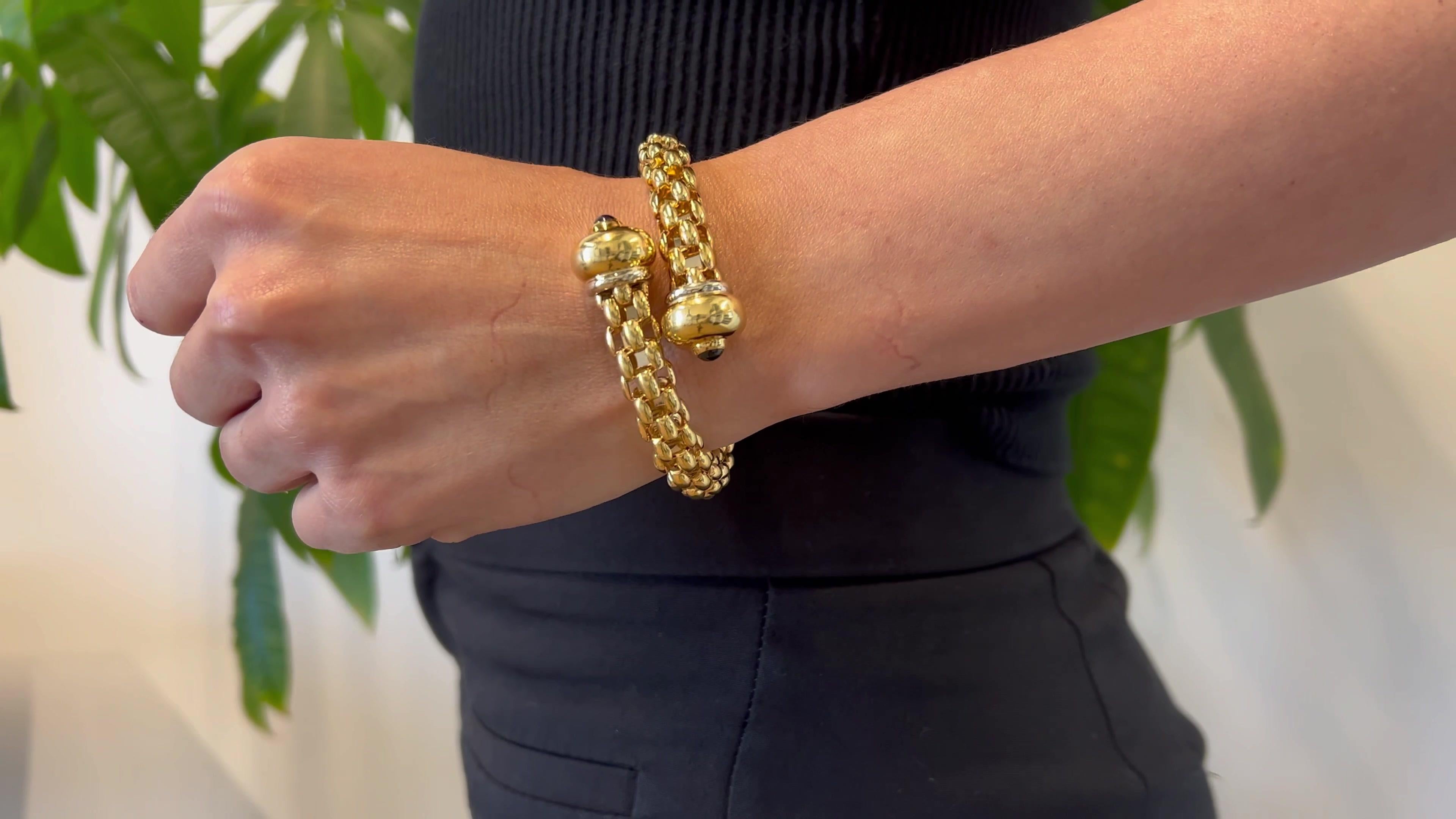 Ein Vintage Fope Italien Saphir 18k zwei Tone Gold Novecento Mesh Wrap Armband. Mit zwei Cabochon-Saphiren. Gefertigt aus 18 Karat Gelb- und Weißgold, signiert Fope Italy mit italienischen Punzen. Circa 1980. Das Armband ist flexibel und passt am