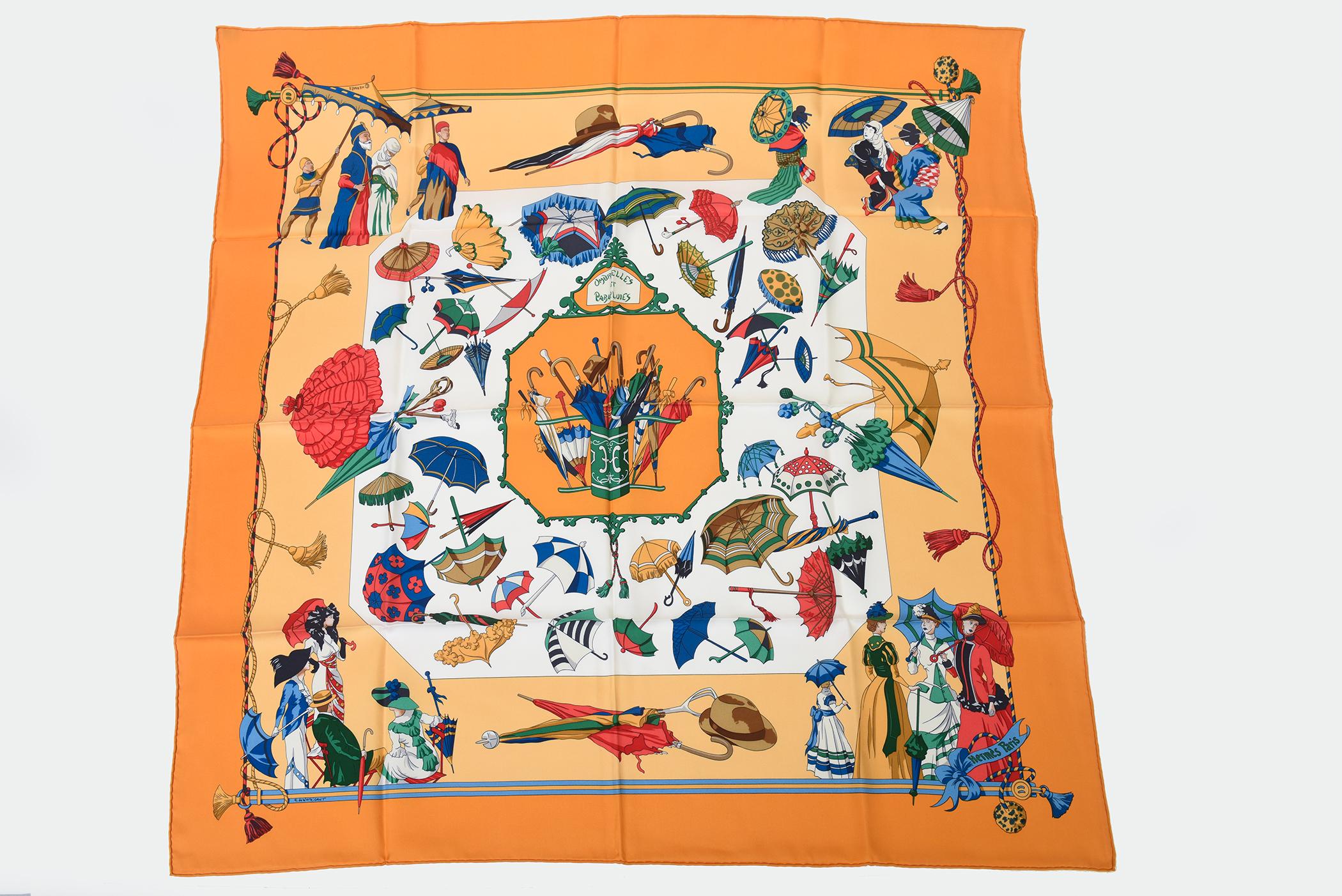Vintage 1970's Hermes silk scarf titled Ombrelles et Pabapluies. Bords roulés. Il possède une palette inhabituelle et un design ancien qui a été exécuté dans les années 70. Dames en costume victorien.
Les couleurs sont l'orange brûlé, l'orange