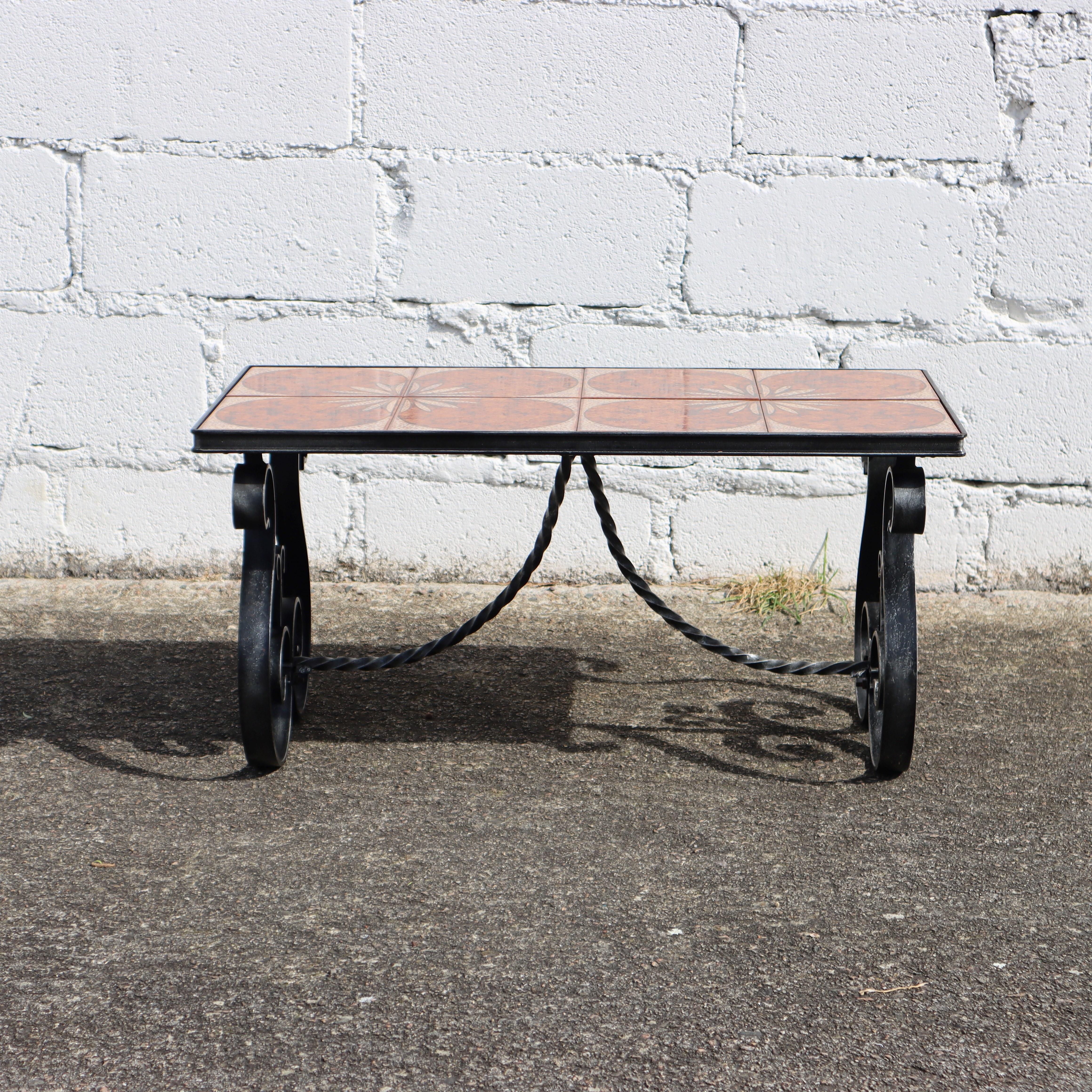 Forgé Table basse vintage en fer forgé et céramique - Table de cocktail - Table de patio des années 60 en vente