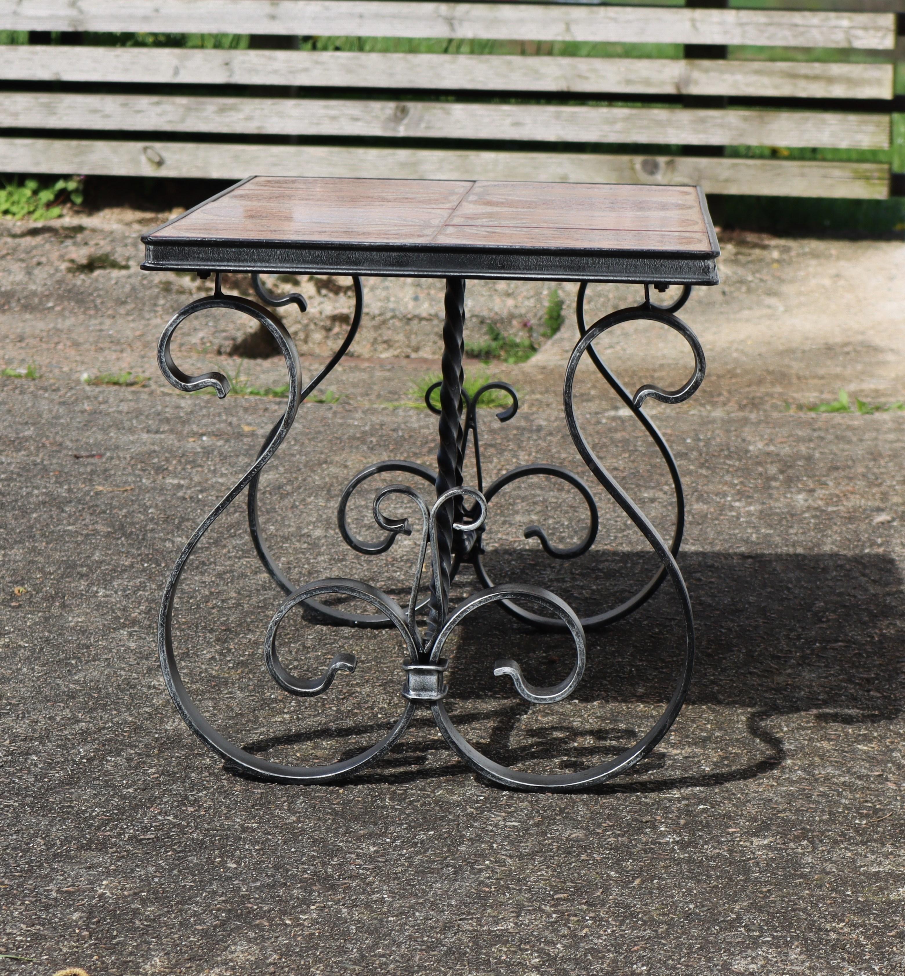 Mesa baja vintage de hierro forjado y cerámica - Cocktail Table - Patio Table-60s Metal en venta