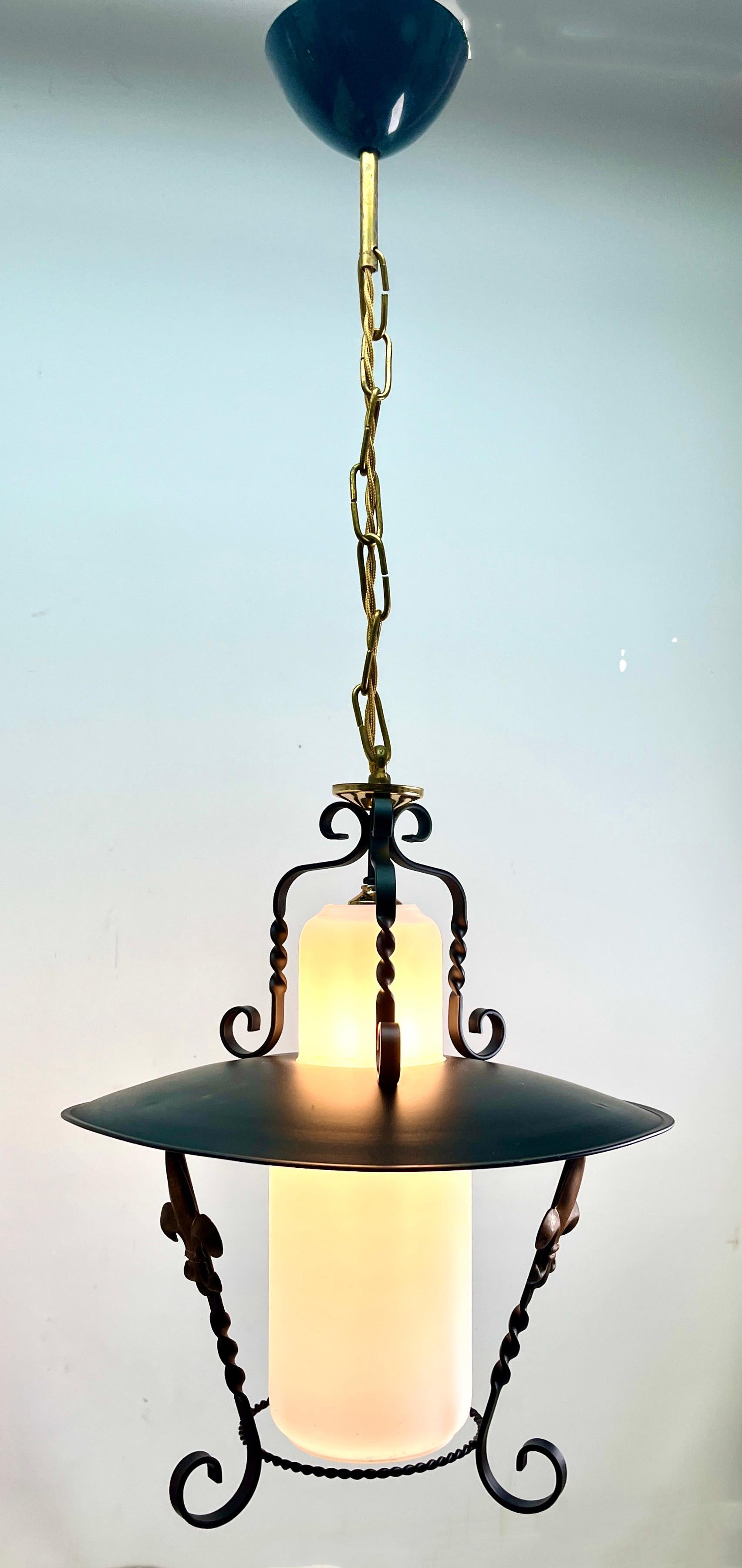Forget and ribbed glass pendant lamp.
Materials:  Ribbed glass globe lampshade. Black painted curved iron slats pleated as a cage. Brass ornamental nuts, screws and parts. Brass chain and canopy. New E27 socket.

Complete restoration
Been