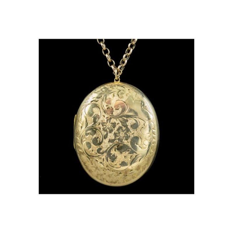 A beautiful 1960s locket and chain modelled entirely in smooth 9ct yellow gold. The large locket is chased with fabulous scrolling patterns and forget me nots on the front with Birmingham hallmarks on the reverse, that date it to 1968. 

Forget me