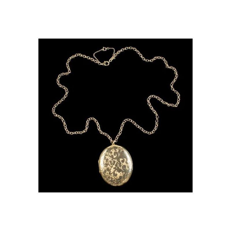 Vintage Forget Me Not Locket and Chain in 9ct Gold, Dated, 1968 In Good Condition In Kendal, GB
