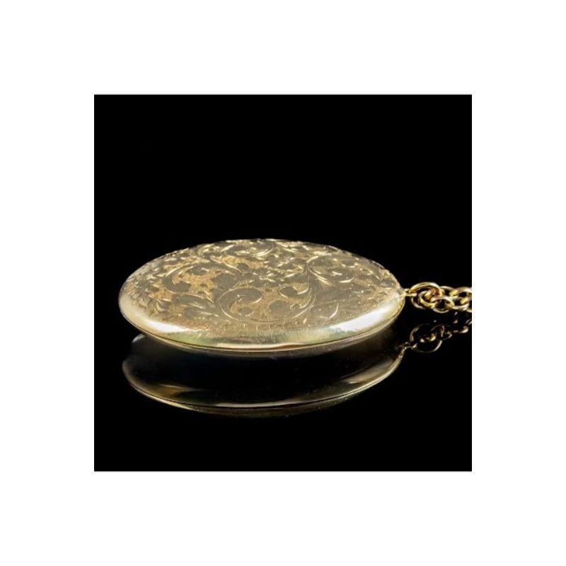 Women's Vintage Forget Me Not Locket and Chain in 9ct Gold, Dated, 1968 For Sale