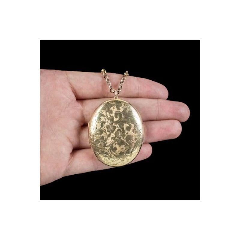 Vintage Forget Me Not Locket and Chain in 9ct Gold, Dated, 1968 2