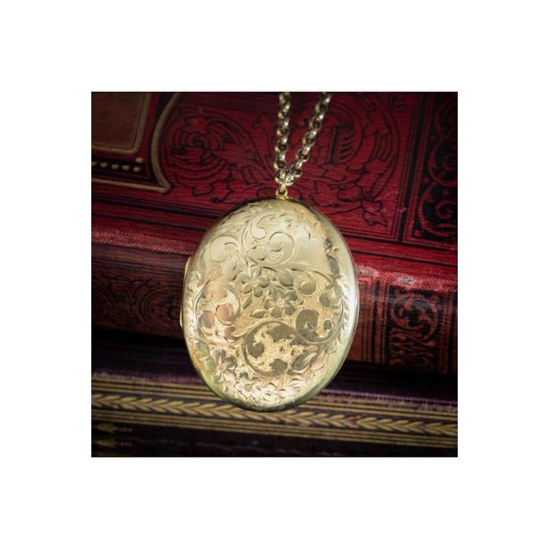Vintage Forget Me Not Locket and Chain in 9ct Gold, Dated, 1968 For Sale 3