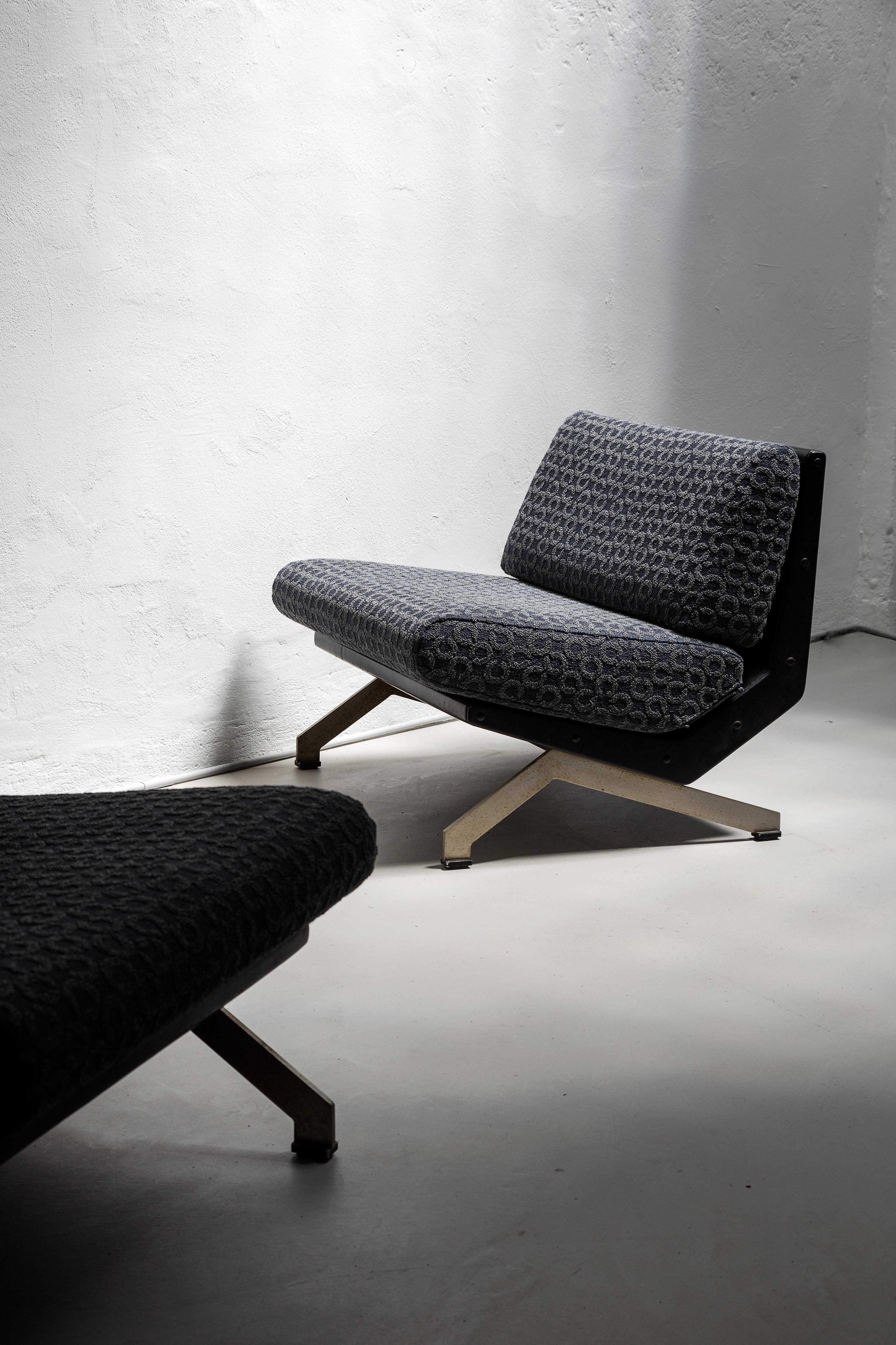 Wenn Sie denken, dass diese Lounge-Sessel typisch für die Achtziger sind, dann irren Sie sich: So unglaublich es auch erscheinen mag, Gianni Moscatelli hat diese Schönheiten 1969 für die italienische Möbelmarke Formanova entworfen. Die Wahl der