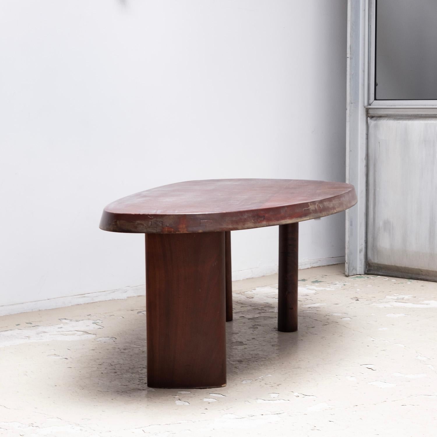 Table Free From ca. 1956 de Brazzaville Congo. Cette table présente de petites égratignures, de petits éclats et des éraflures.  rétablit.