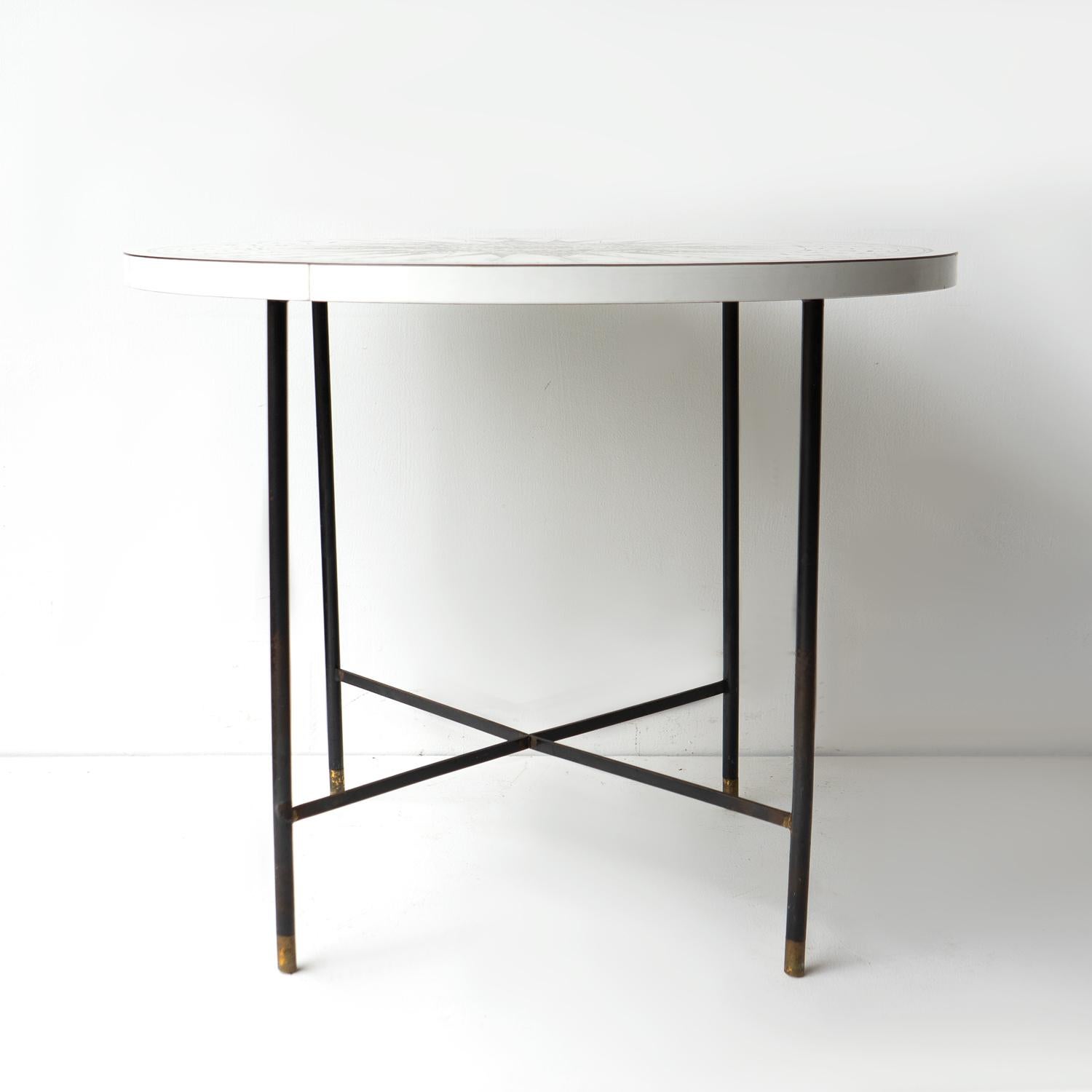 Mid-Century Modern Table basse/table d'appoint Formica vintage, à la manière de Fornasetti, milieu du siècle dernier en vente