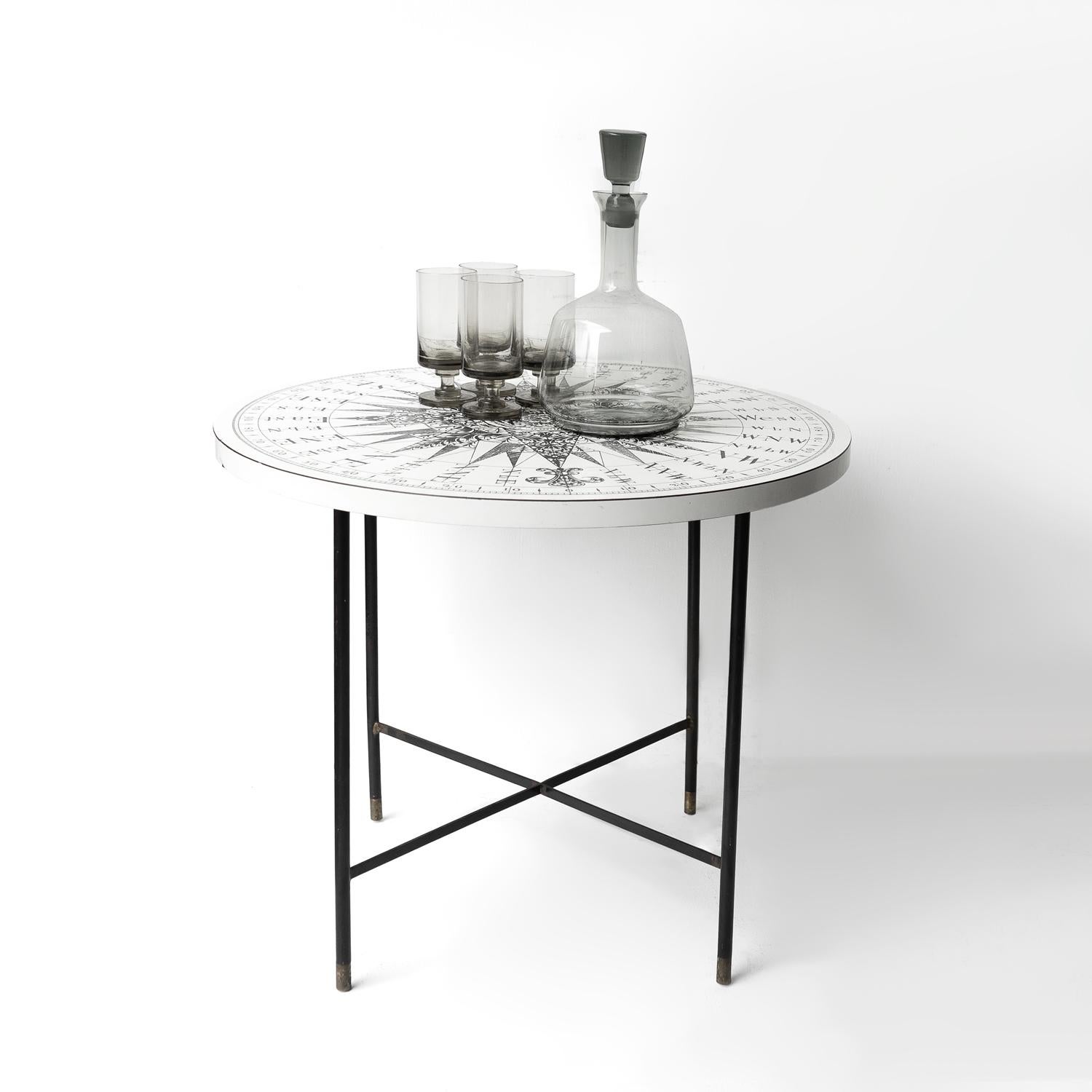 20ième siècle Table basse/table d'appoint Formica vintage, à la manière de Fornasetti, milieu du siècle dernier en vente