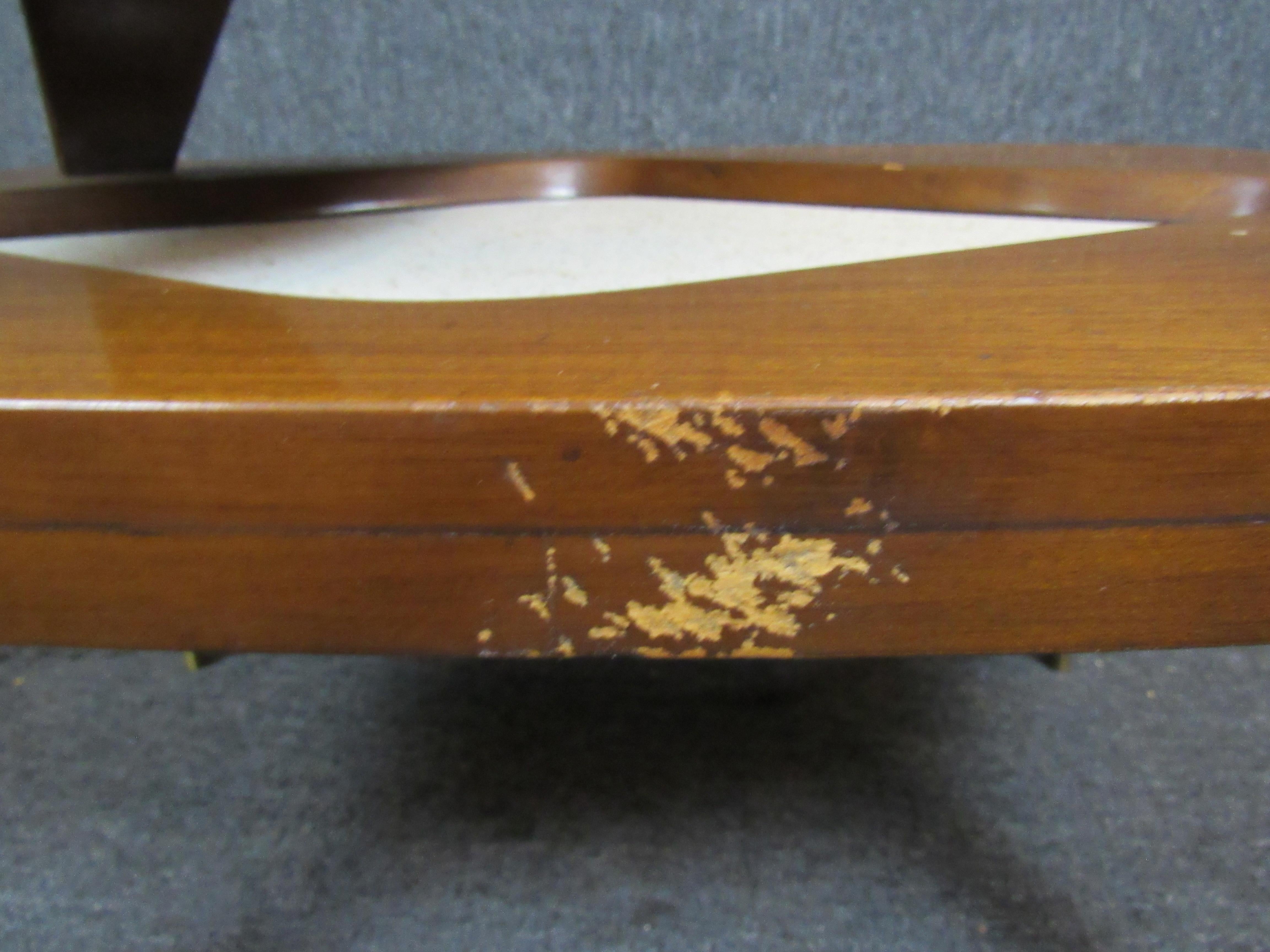 Mesas auxiliares vintage de formica y nogal en venta 6