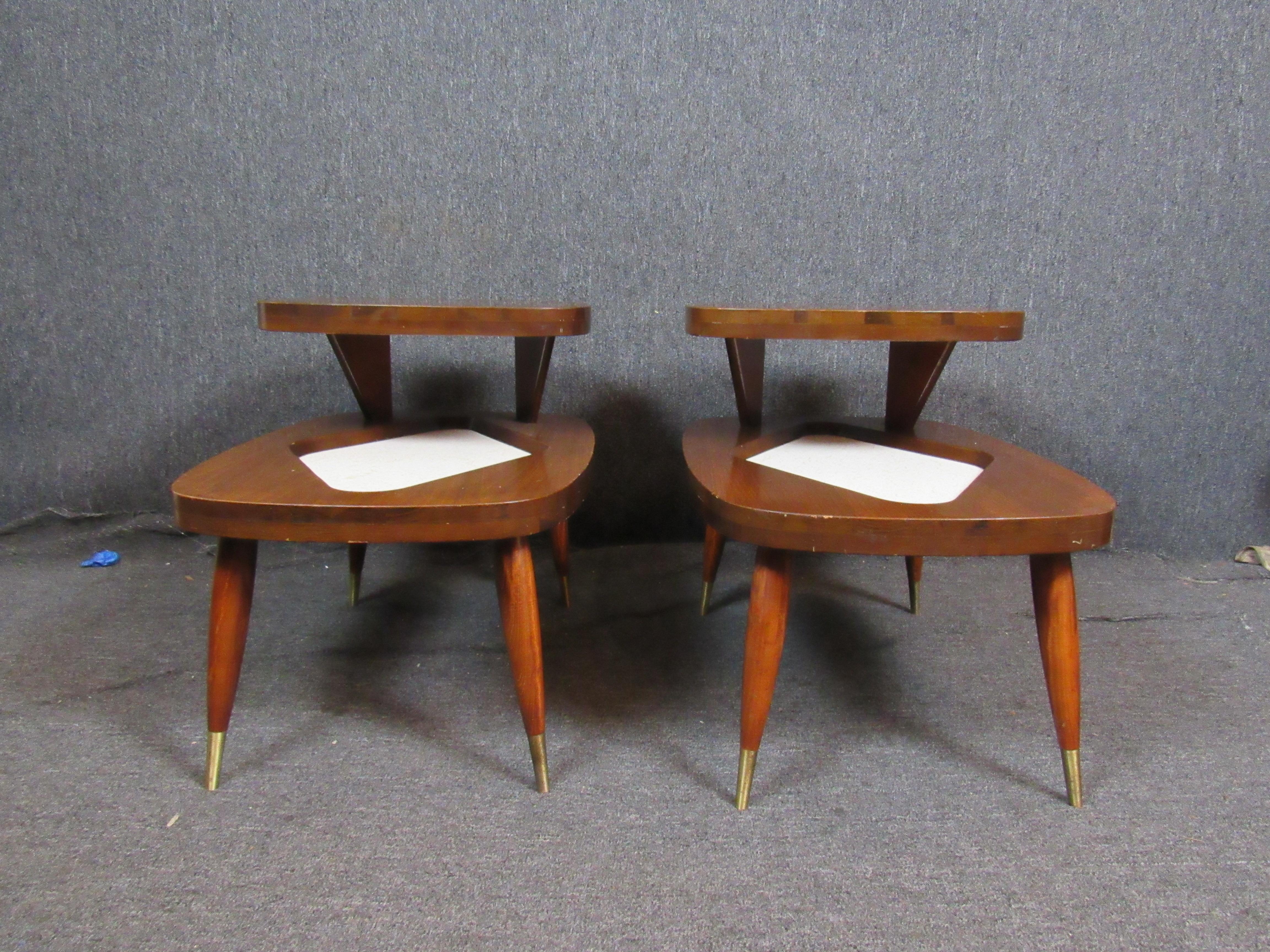 Mesas auxiliares vintage de formica y nogal Moderno de mediados de siglo en venta