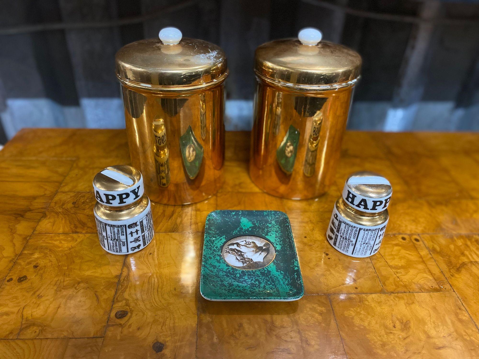 deux presse-papiers, deux boîtes à couvercle et un plateau de commode dessinés par Piero Fornasetti