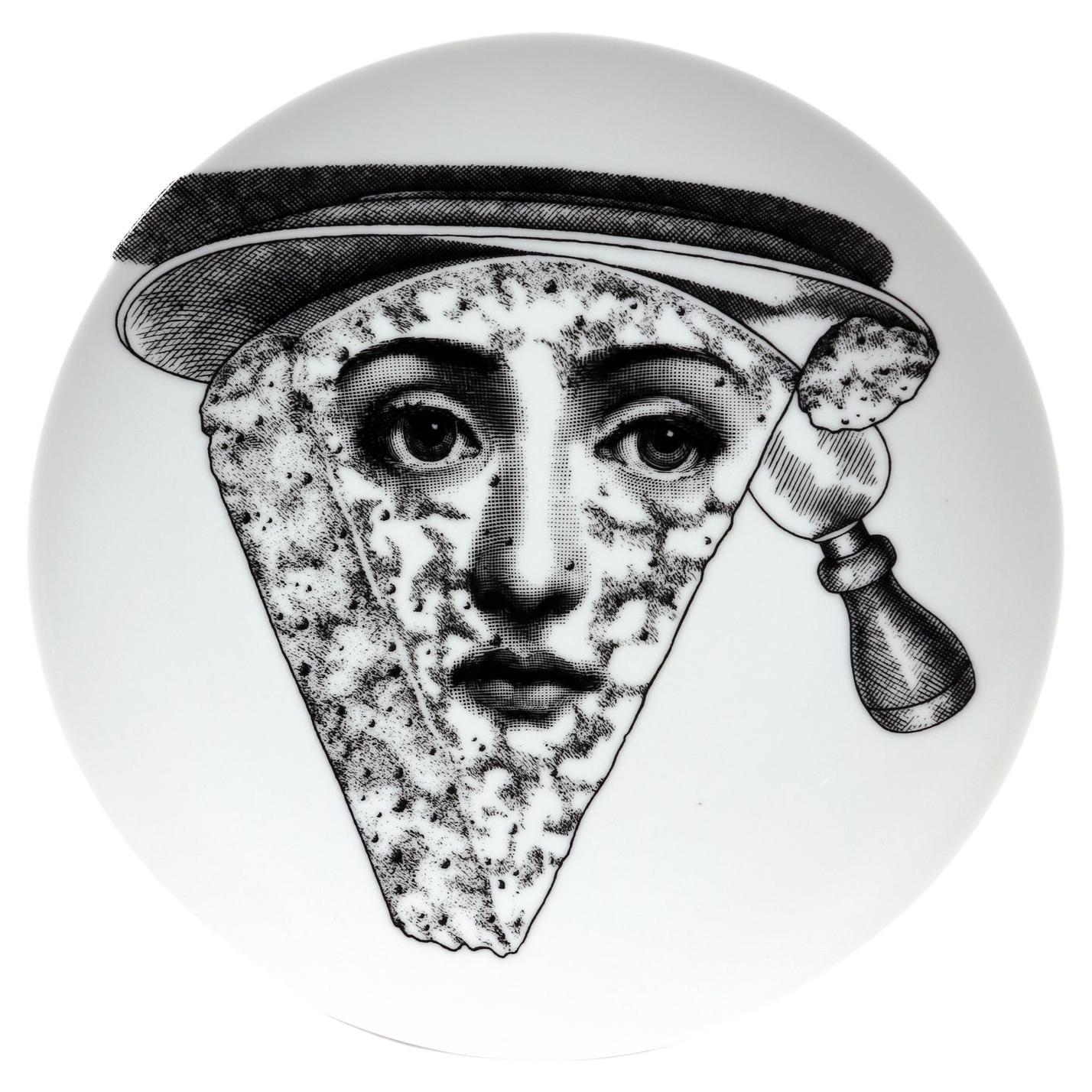 Assiette en porcelaine surréaliste vintage Fornasetti thèmes et variations, n° 319 en vente