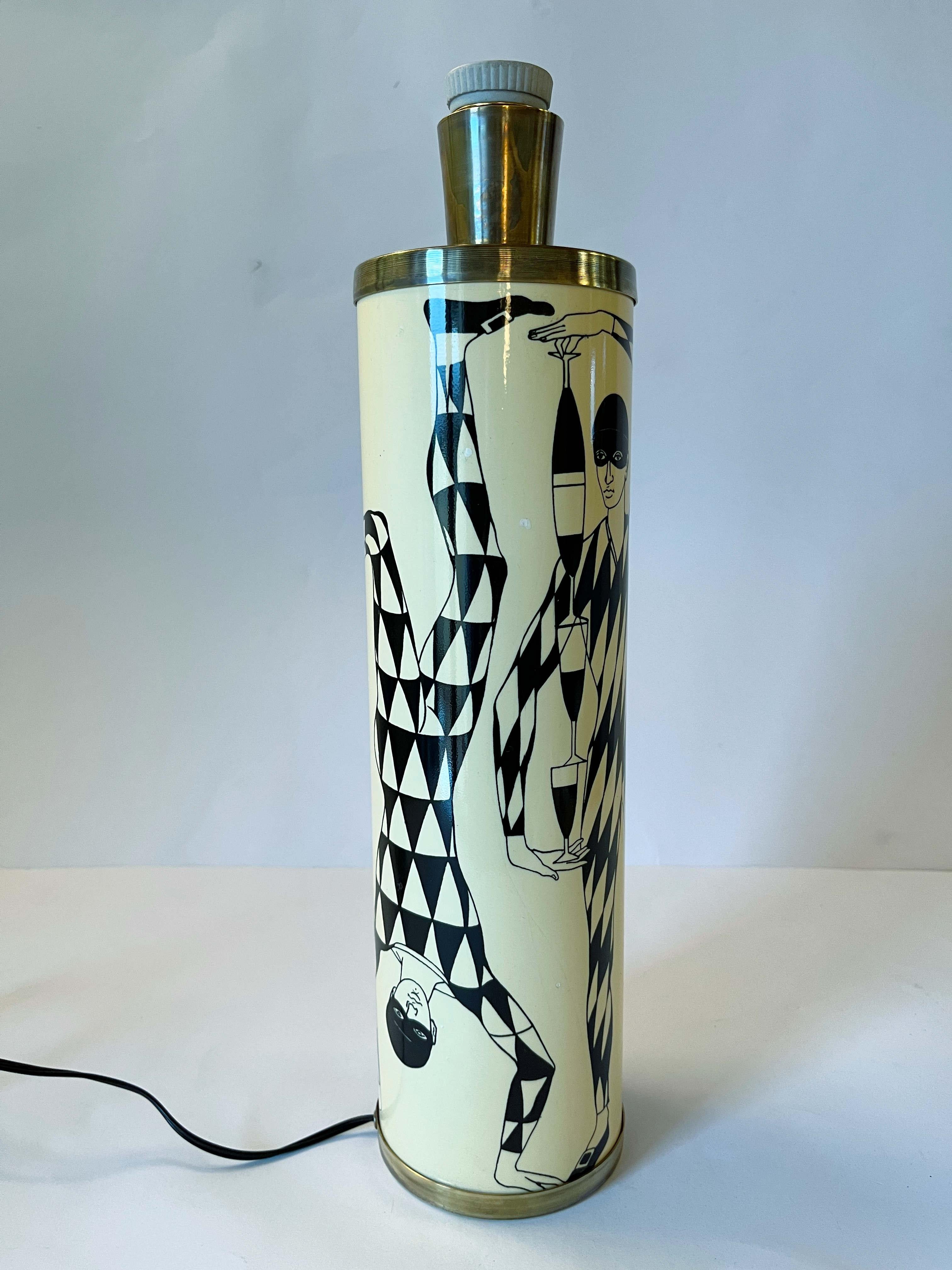 Vintage Italian Lámpara de sobremesa de metal pintado decorada con arlequines (litografiados y estampados por transferencia) y latón / fabricada en Milán Italia en la década de 1980
Etiqueta original en la base
1 luz / tipo E26 o E27 / máx. 60W