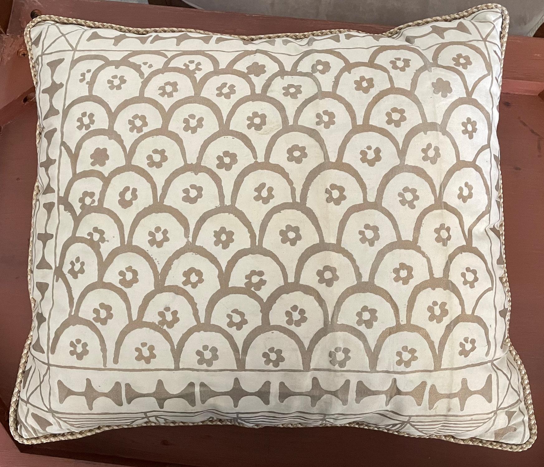 Un oreiller simple nouvellement réalisé à partir d'un tissu Fortuny vintage des années 1980 dans le motif 