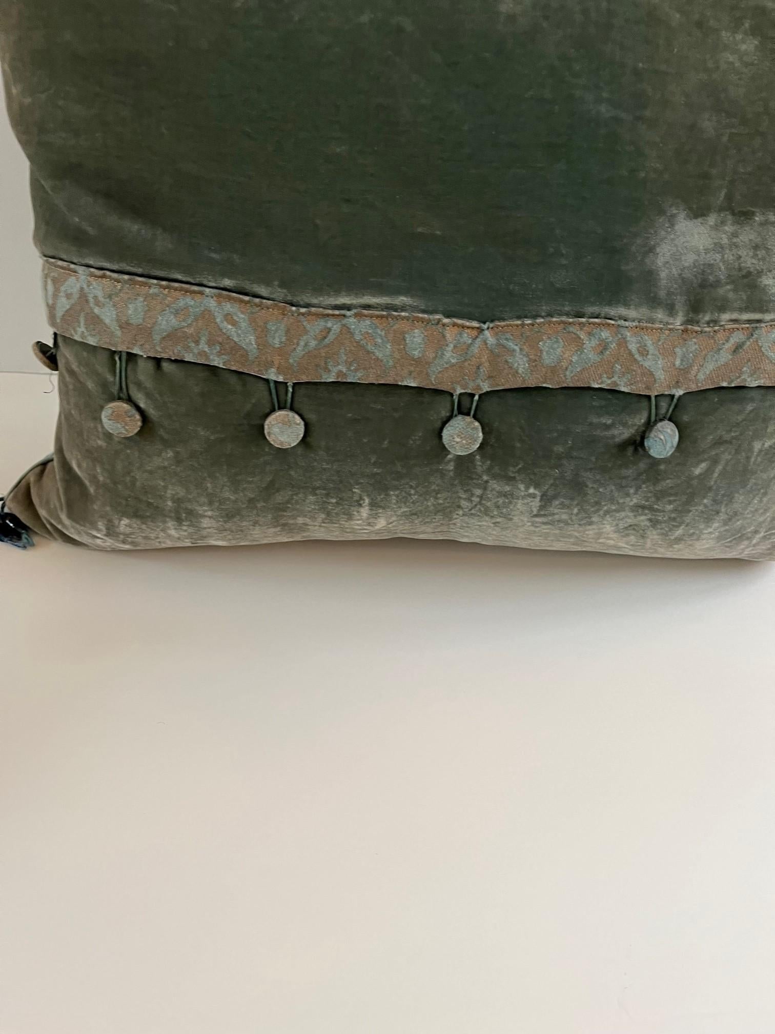 Coussin vintage en tissu Fortuny avec des perles de verre italiennes.
