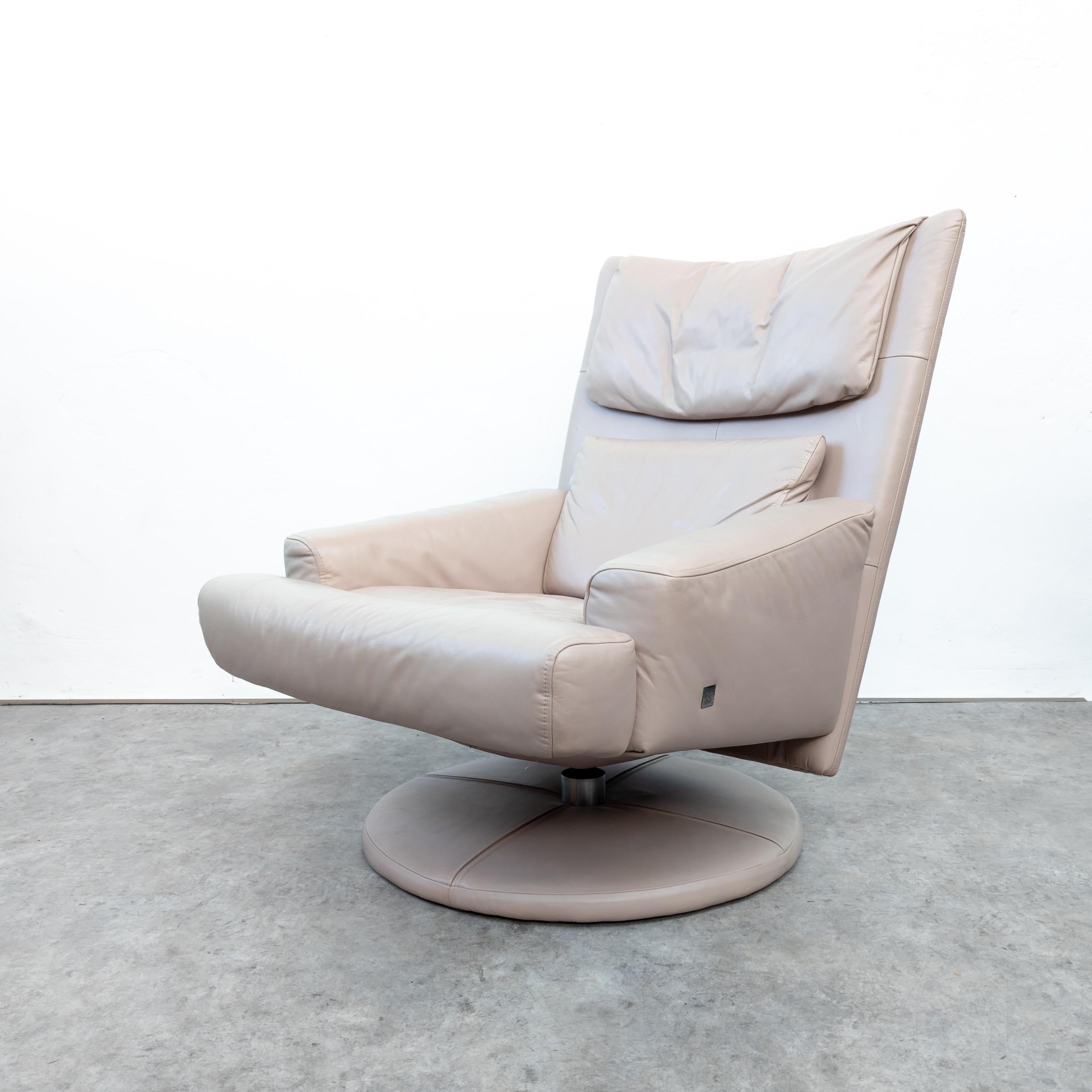 Forum 311 lounge chair from Collection Forum by Rolf Benz, Germany 1990s. Very comfortable swivel reclining chair with ottoman in cream leather. In very good condition with only minor traces of wear.