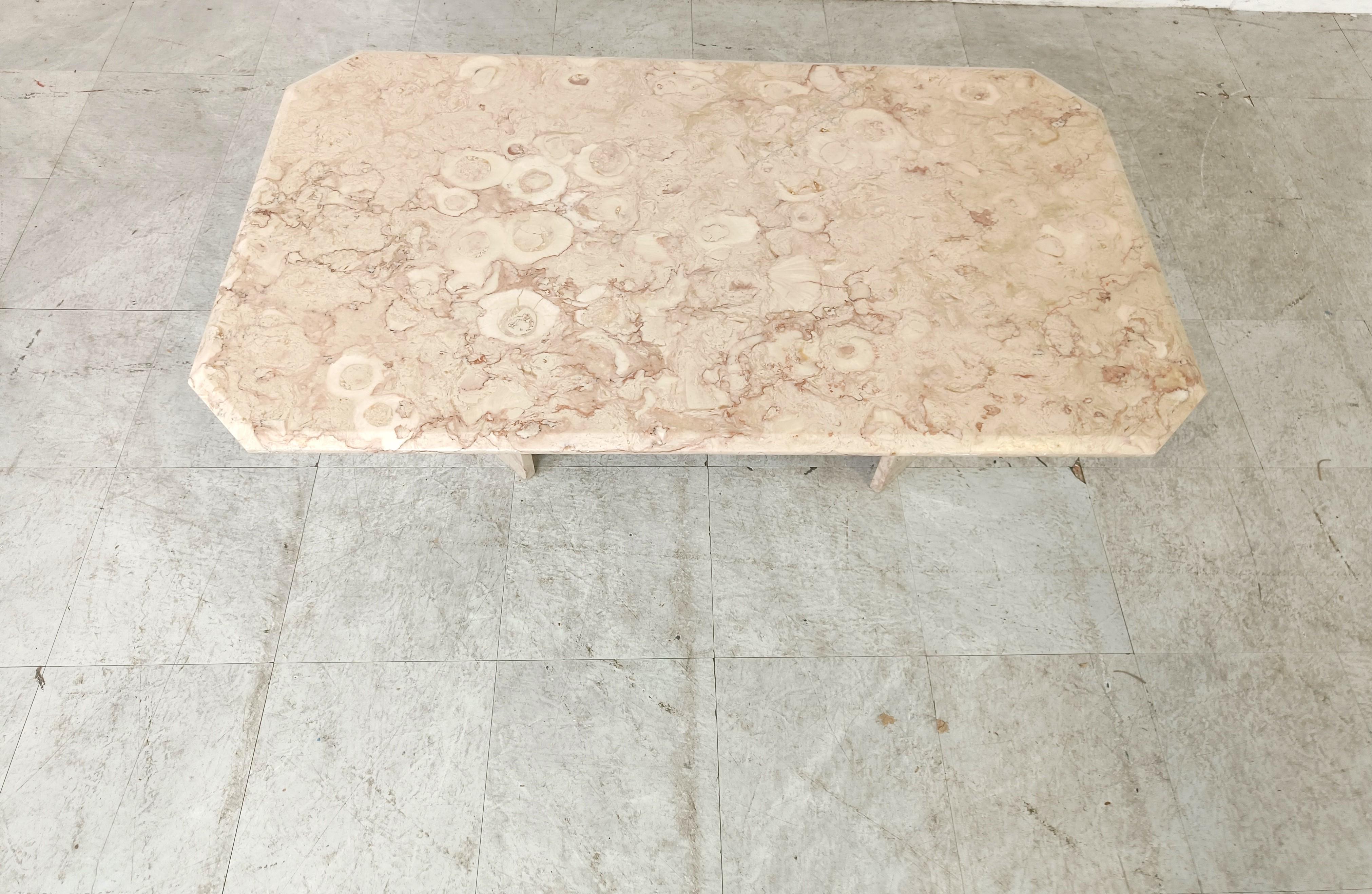 Beautiful fossil stone coffee table with a beveled table top and triangular bases.

We are not sure about the stone species, but it has a fossil like pattern.

1970s - Italy

Good condition

Dimensions:
Height: 40cm/15.74