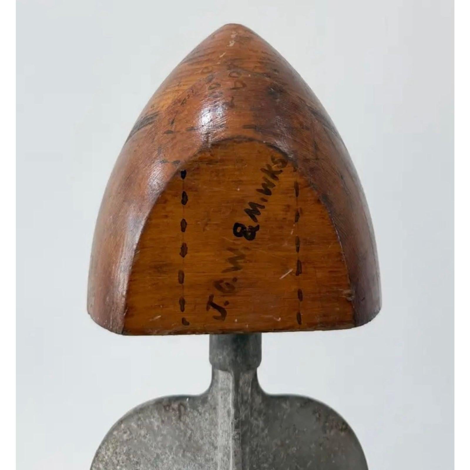 Americano Scultura vintage di assemblaggio di oggetti trovati con tachimetro e inserti fotografici in vendita