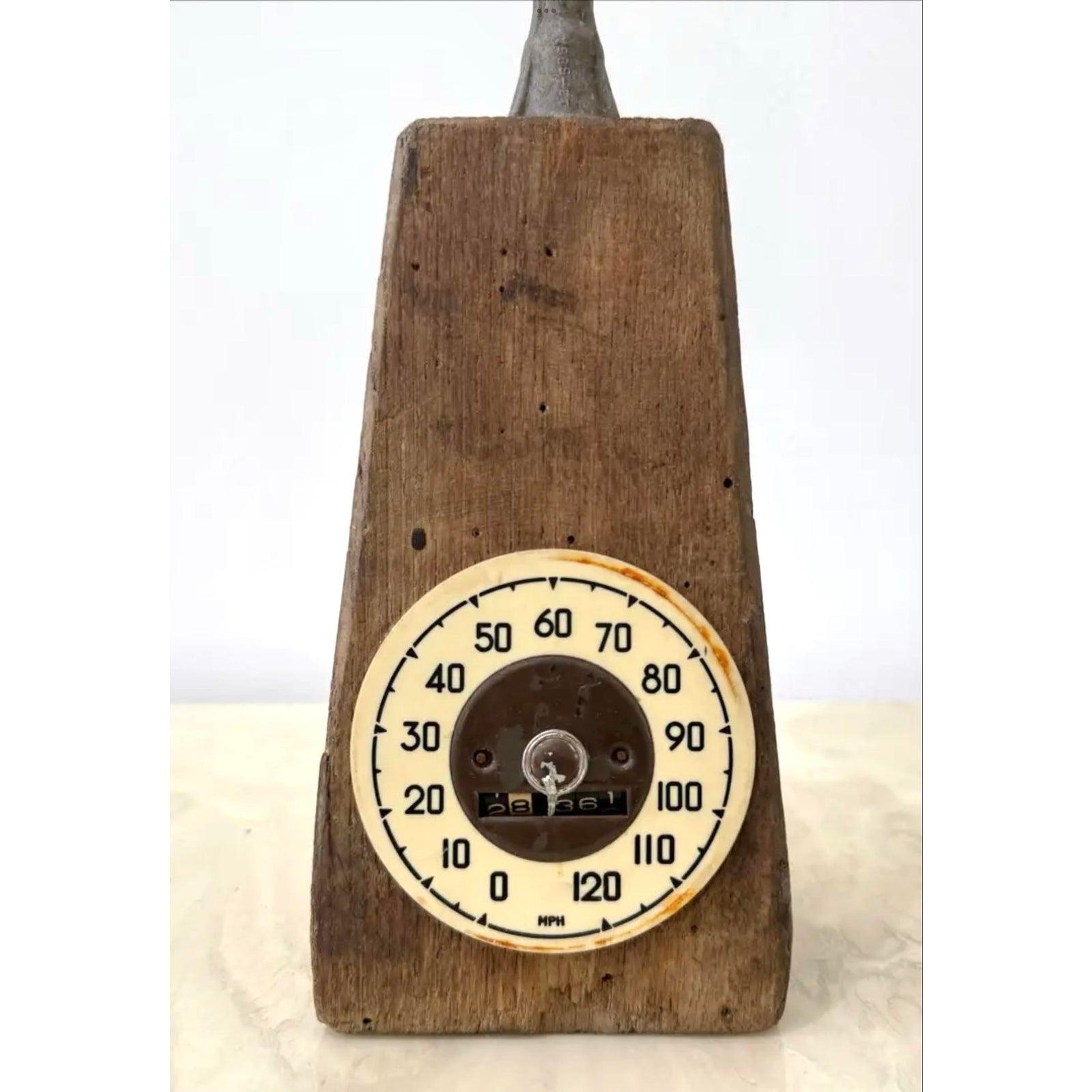 Scultura vintage di assemblaggio di oggetti trovati con tachimetro e inserti fotografici In condizioni buone in vendita a West Palm Beach, FL