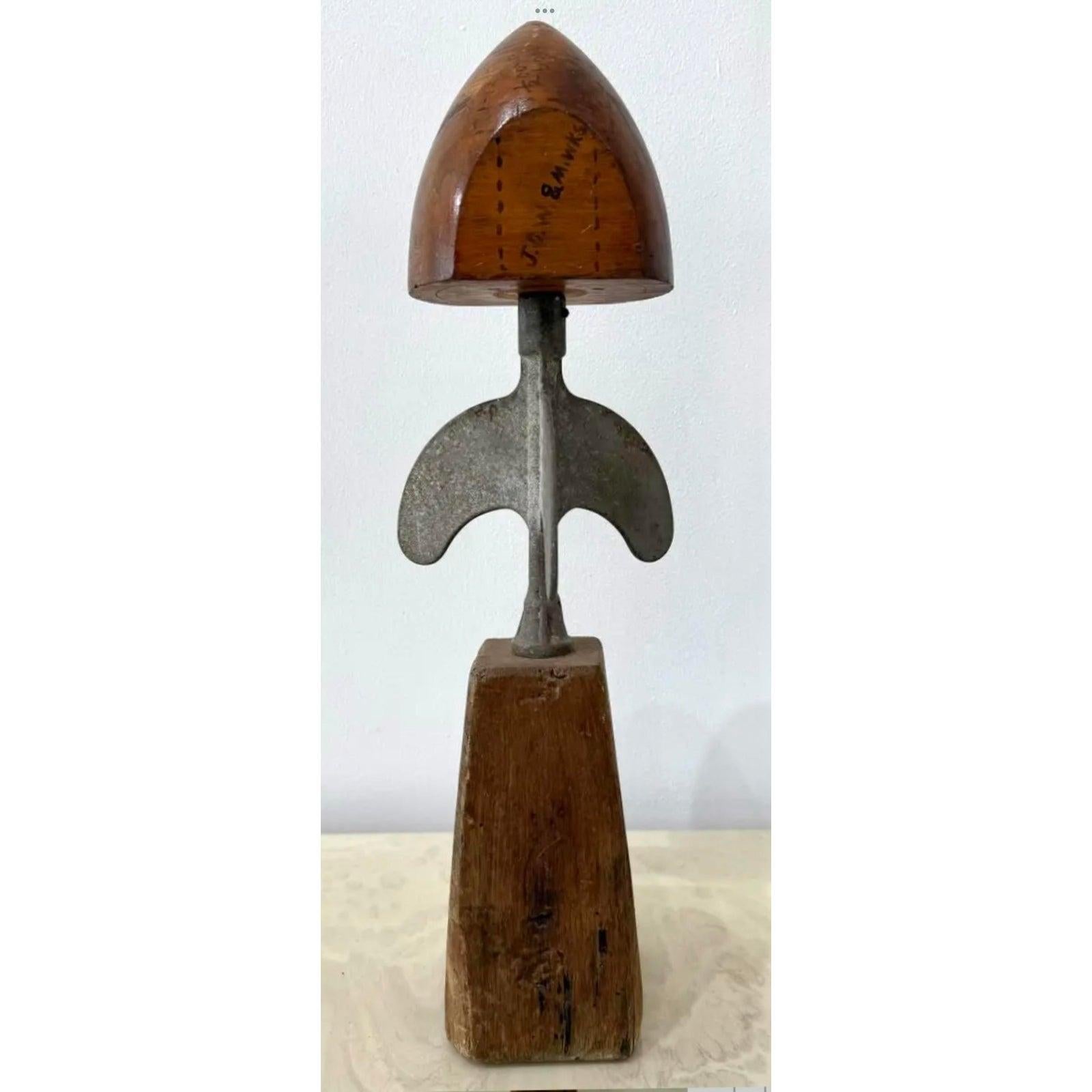 XX secolo Scultura vintage di assemblaggio di oggetti trovati con tachimetro e inserti fotografici in vendita