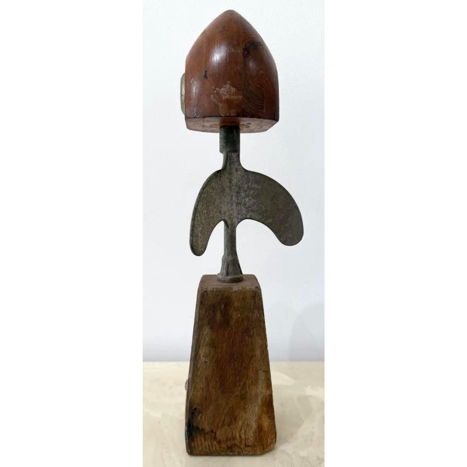 Metallo Scultura vintage di assemblaggio di oggetti trovati con tachimetro e inserti fotografici in vendita