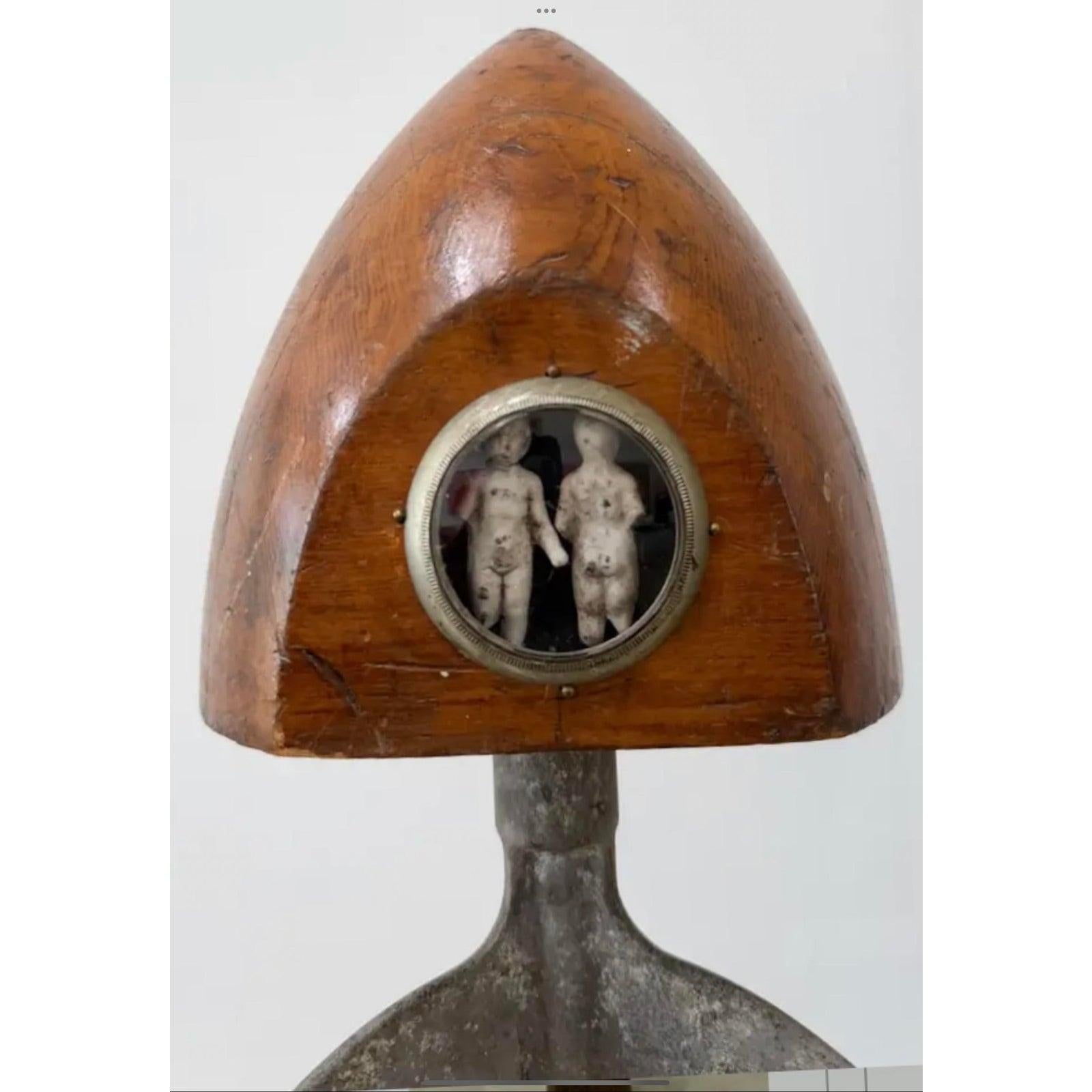 Scultura vintage di assemblaggio di oggetti trovati con tachimetro e inserti fotografici in vendita 1