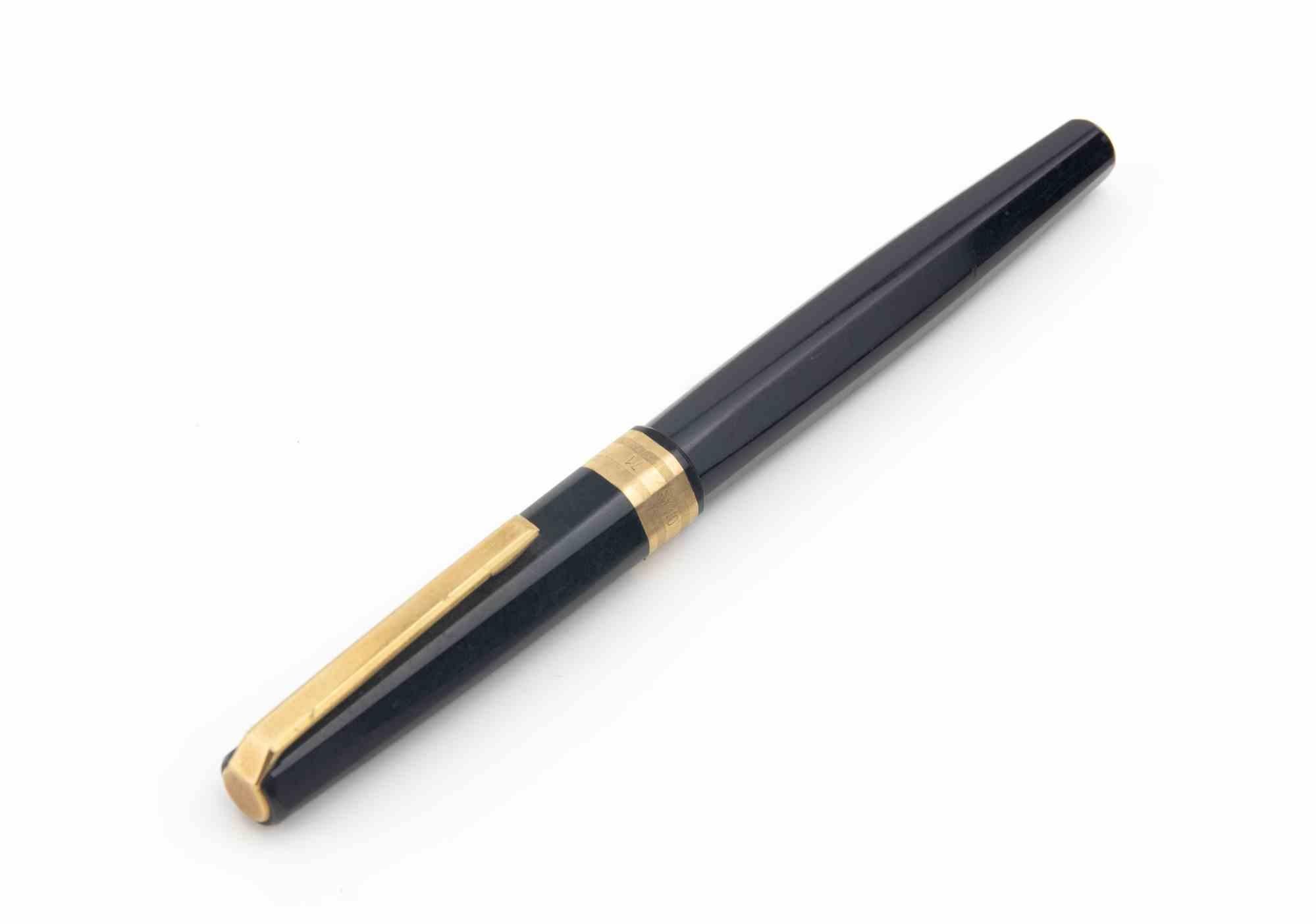 Pluma estilográfica vintage en laca negra con detalles dorados, años 70.

Buen estado.