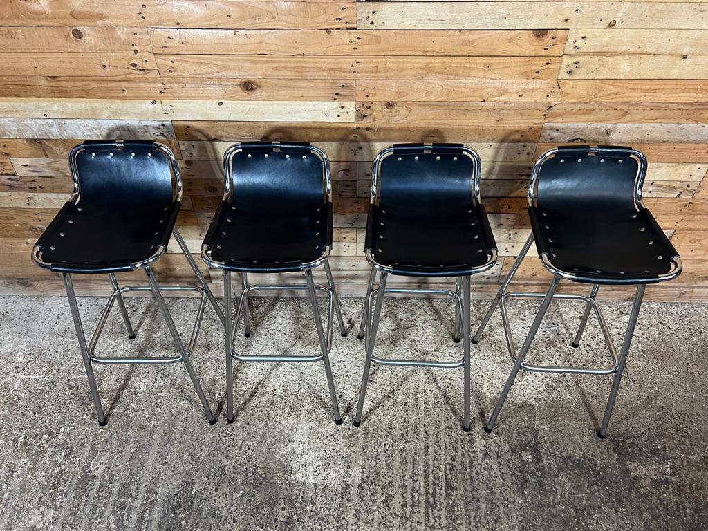Francese Quattro sgabelli vintage in pelle nera scelti da Charlotte Perriand per Les Arcs in vendita