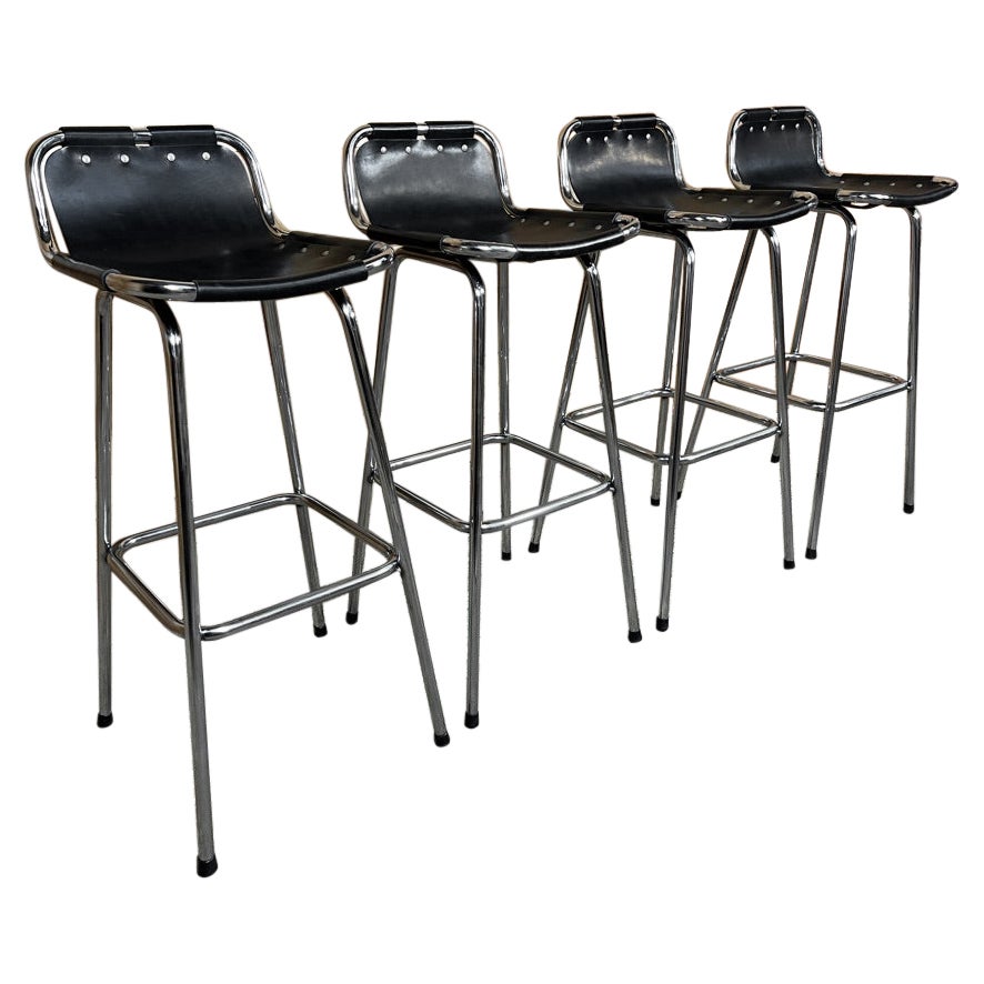 Vier schwarze Vintage-Hocker aus Leder, ausgewählt von Charlotte Perriand für Les Arcs