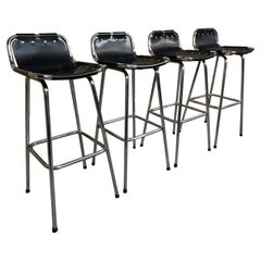 Vintage Quatre tabourets en cuir noir sélectionnés par Charlotte Perriand pour Les Arcs