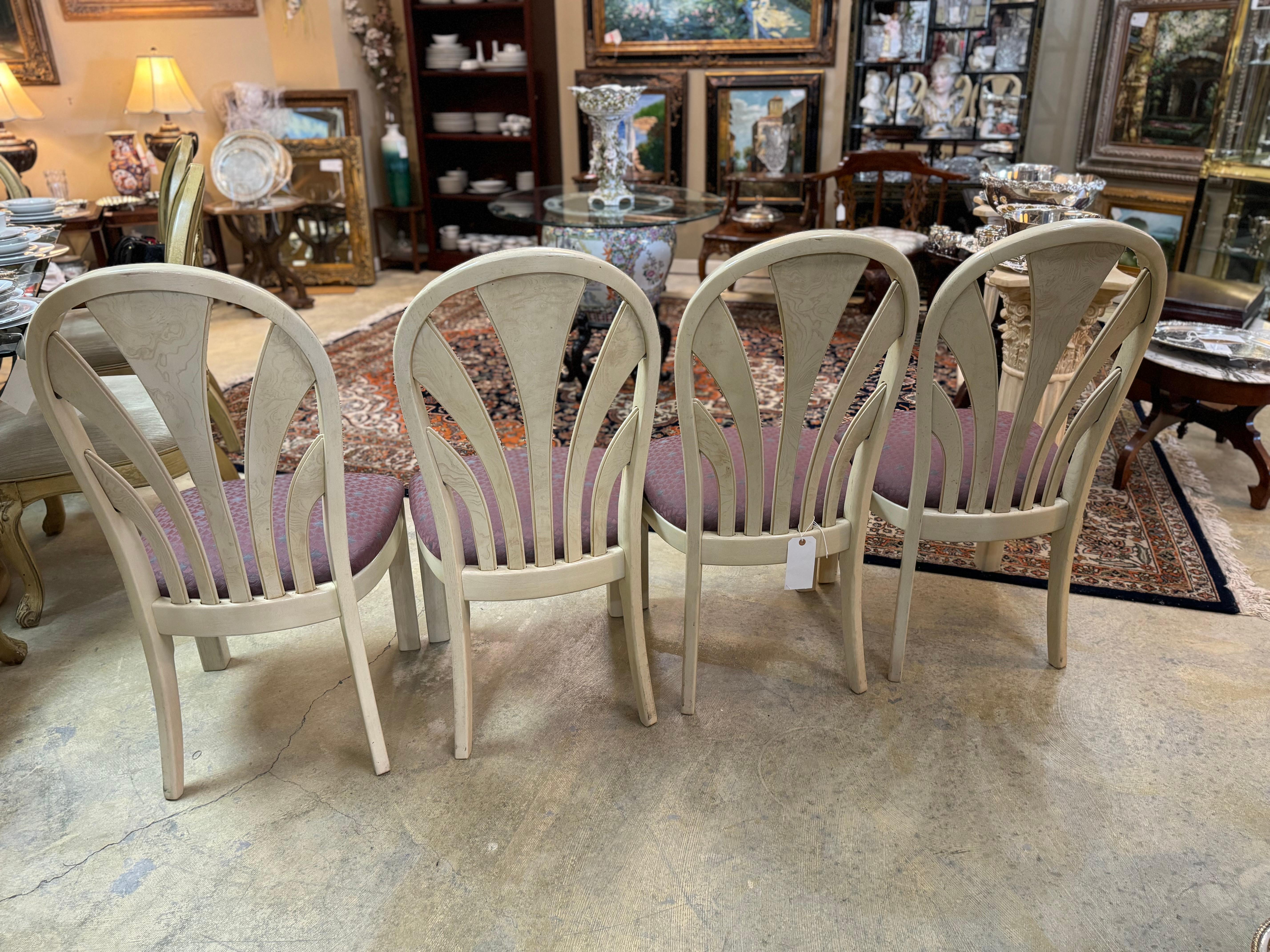 Vintage By  Sedie da pranzo Art Deco Usate in ottime condizioni con un bellissimo tessuto color malva sui sedili senza strappi o macchie, cuscino della seduta in ottima forma vintage.  Ci sono segni di usura ai piedi con  Alcuni punti di perdita dei