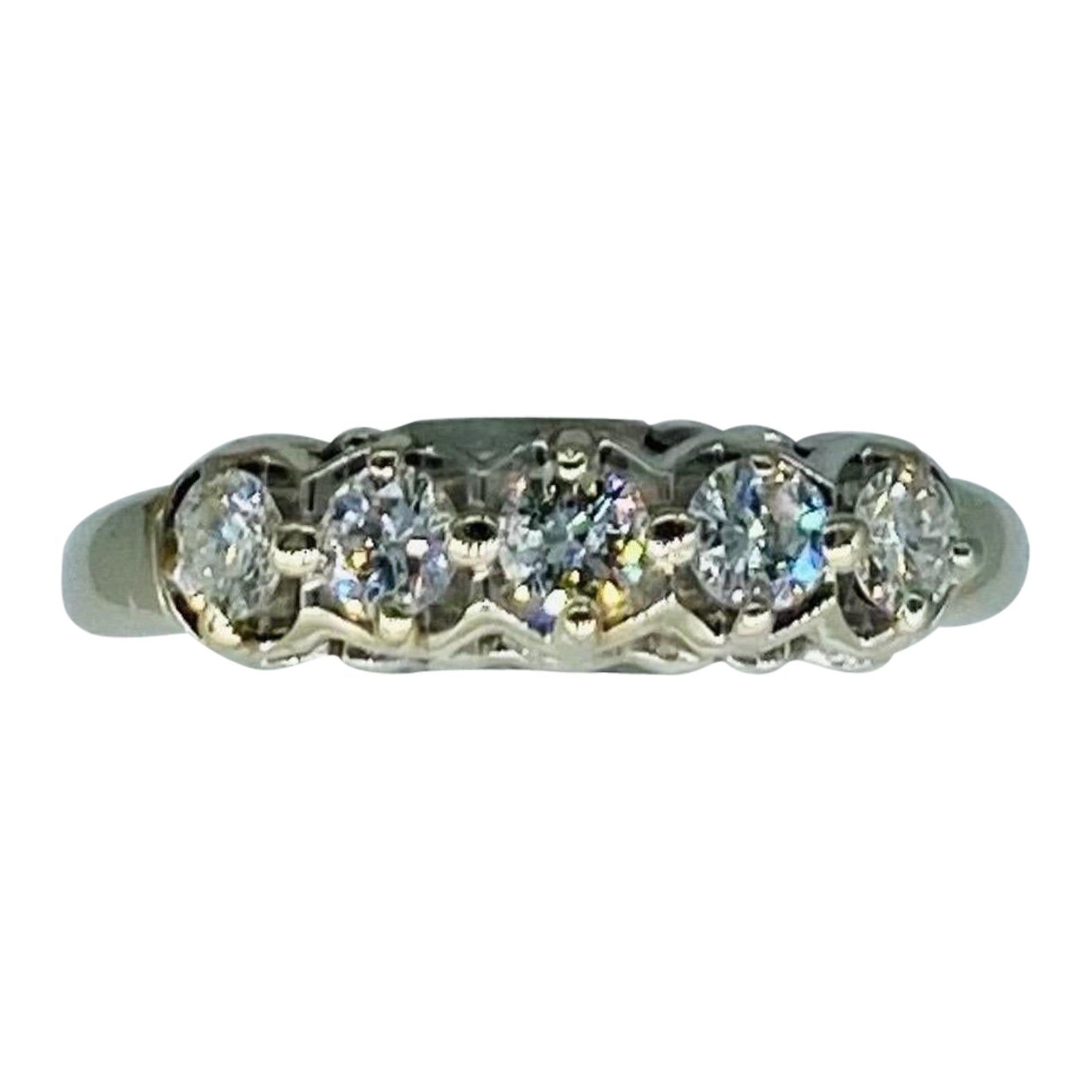 Anello Vintage con quattro diamanti a mezza eternità in oro bianco 14k in vendita