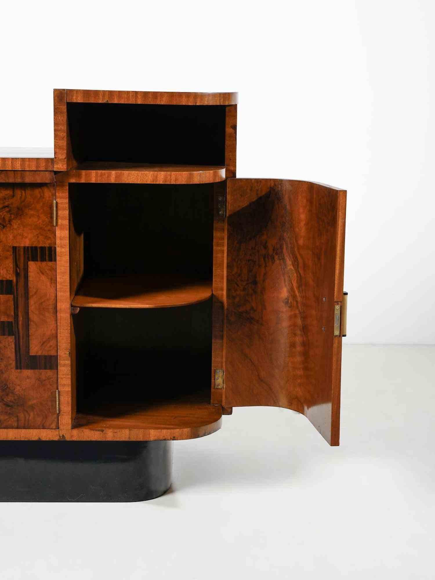 Precioso aparador déco vintage de producción italiana, realizado entre finales de los años 30 y los años 40.

Madera, brezo, metal y baquelita.

Muy buen estado.