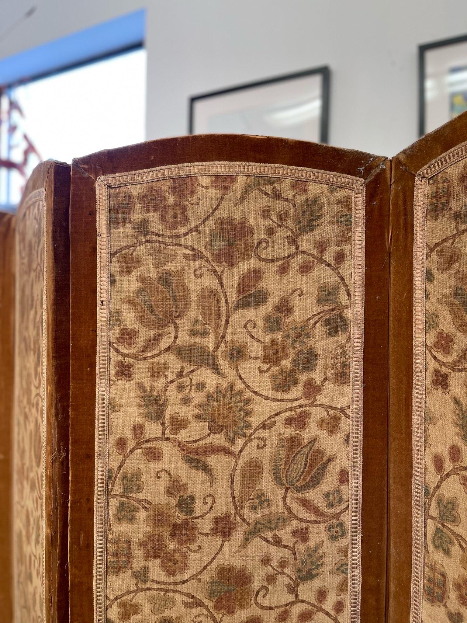 William Morris Style Fabric Design. Wood and Fabric Room Divider. Slight Curvature on the top of the Panels. Orange Toned Velvet Accent on one Side. Vintage Condition Consistent with Age as Pictured. Sold as is.

Dimensions. 60 W ; 1 D ; 65 H
     
