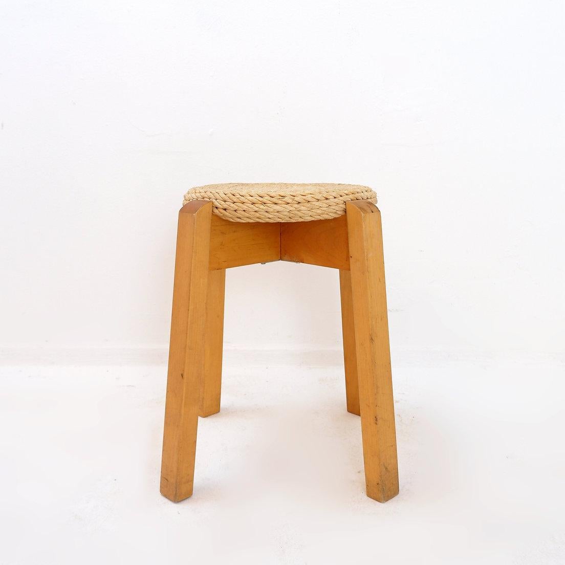 Tabouret vintage à quatre pieds tissé organique dans le style d'Adoux & Minet
Tabouret scandinave - Nature - Wabi Sabi
Mesures : Siège Ø 32cm - Tot Ø 38cm H:45cm 
MATERIAL : Bois - Corde organiqueTabouret tressé dans le style d'Adoux et Minet,