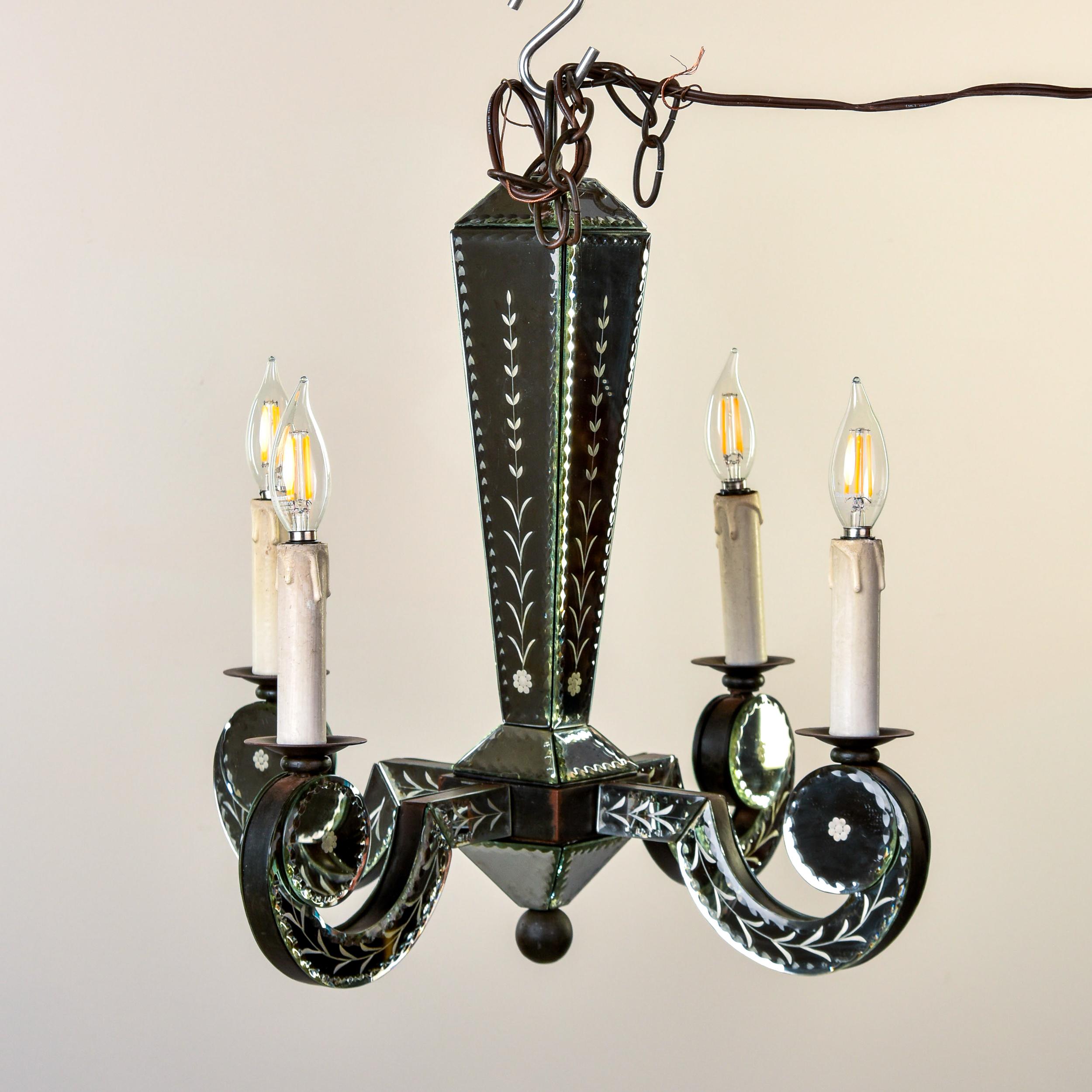 Americano Lampadario vintage a quattro luci con pannelli di specchio inciso in vendita