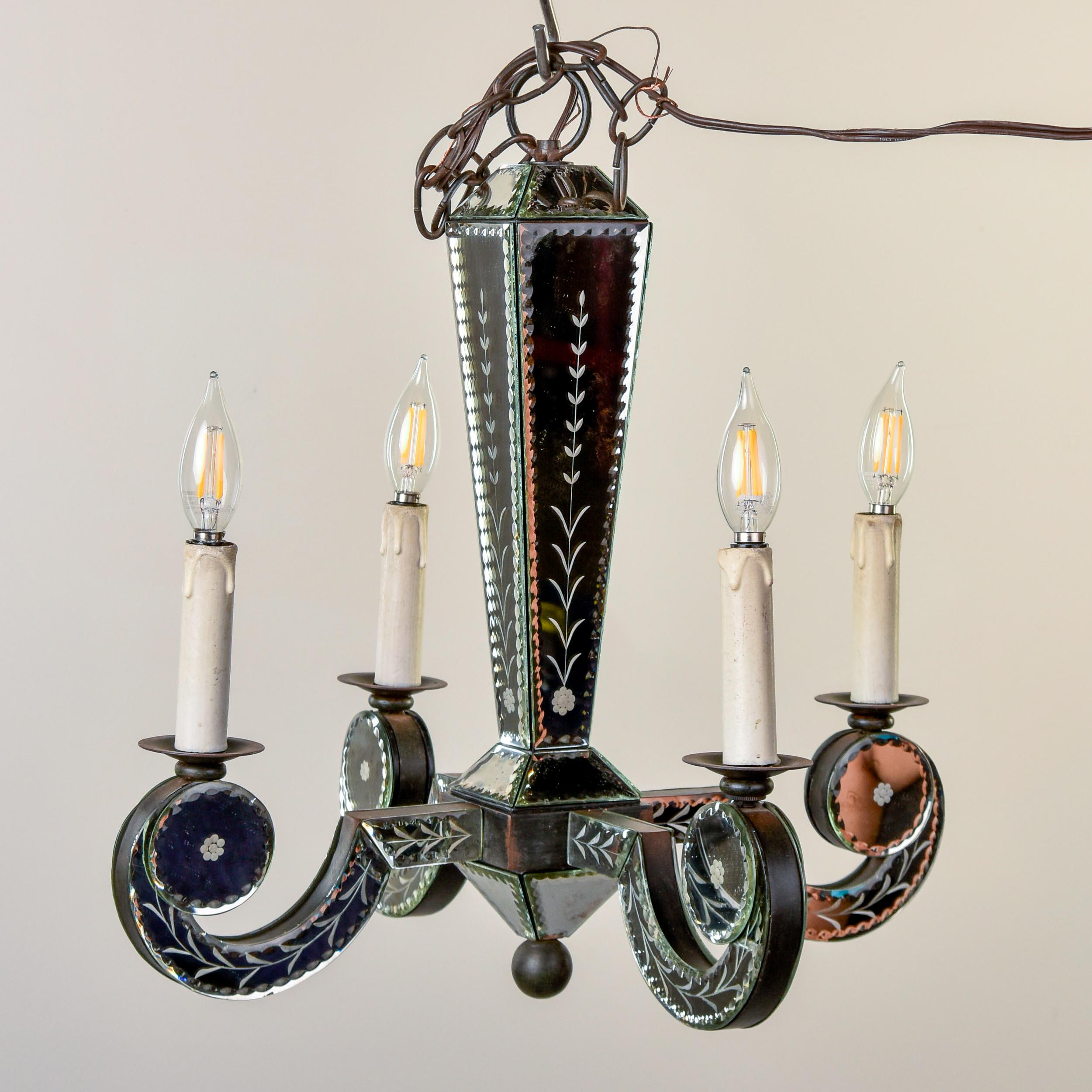 XX secolo Lampadario vintage a quattro luci con pannelli di specchio inciso in vendita