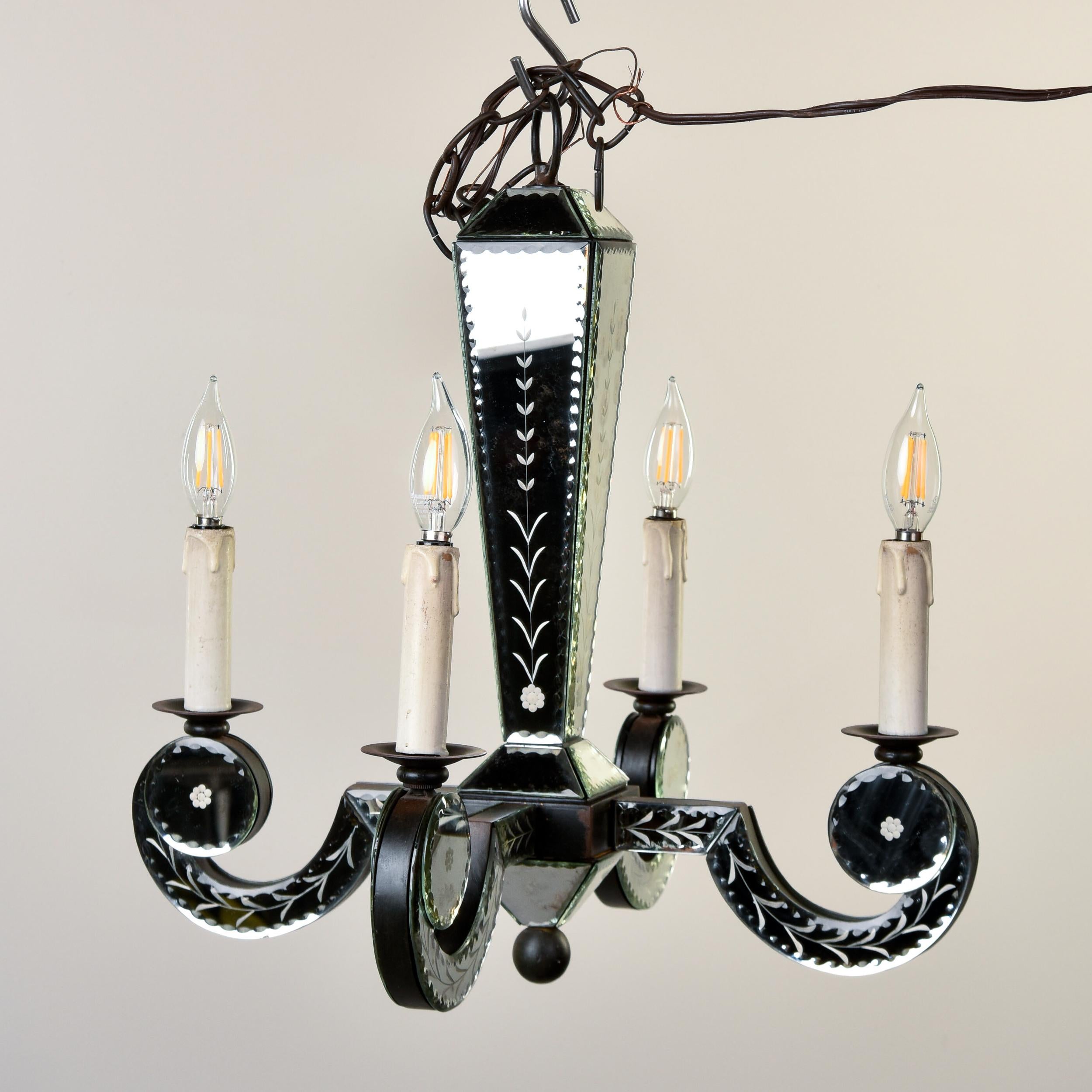 Specchio Lampadario vintage a quattro luci con pannelli di specchio inciso in vendita